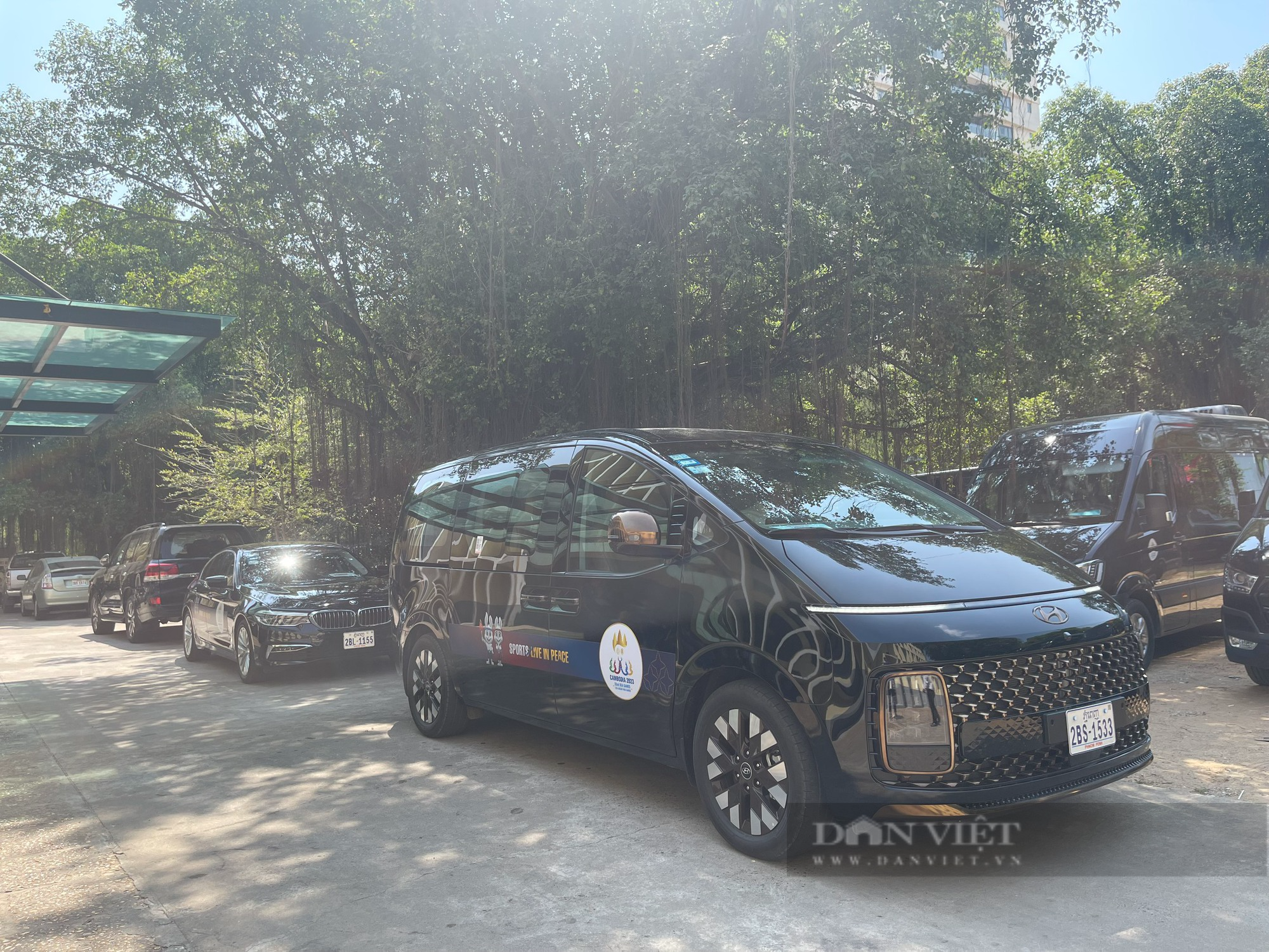 Vừa miễn phí ăn ở, Campuchia còn dùng xe BMW đưa đón các đoàn ở SEA Games 32 - Ảnh 2.