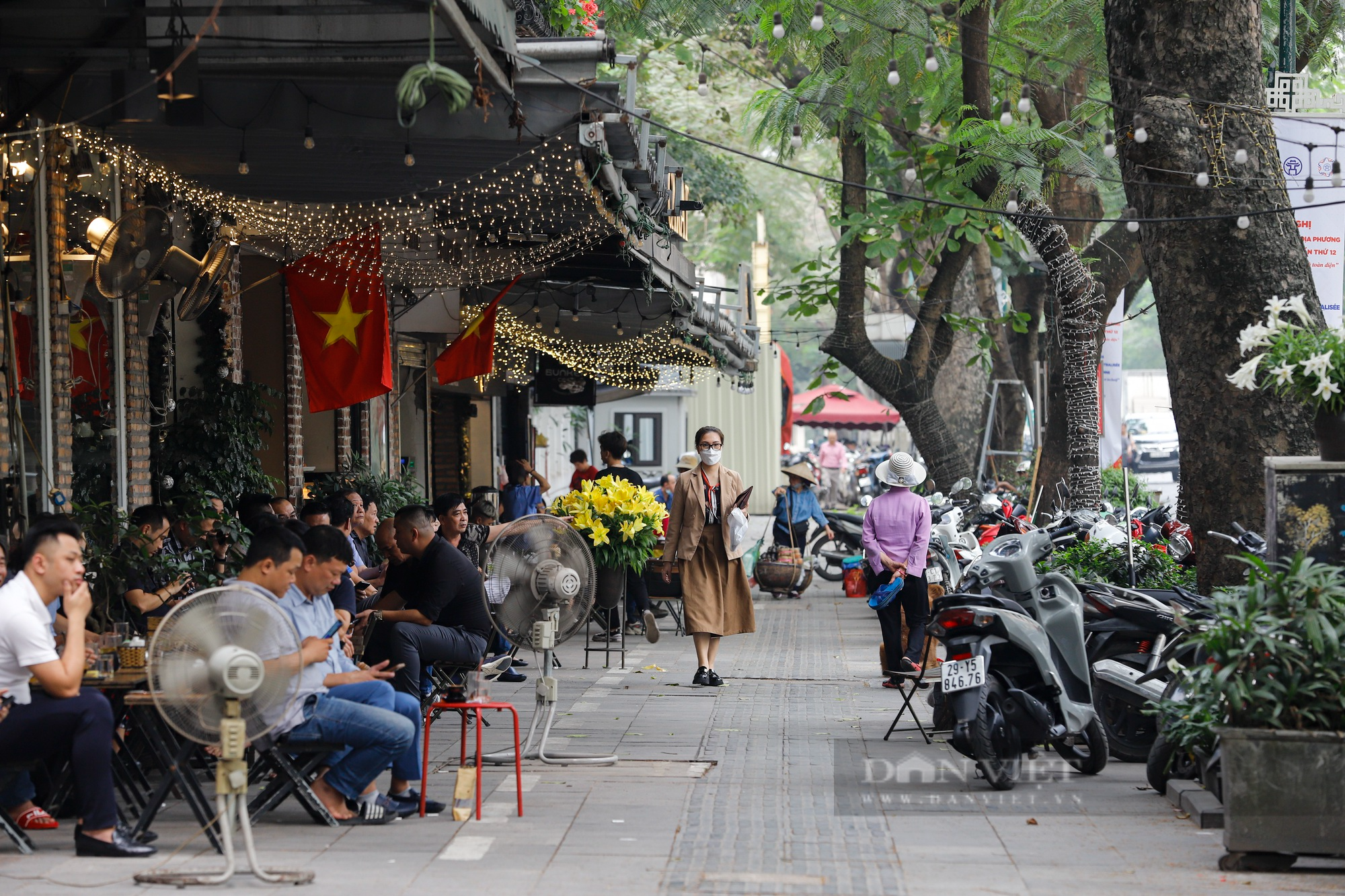 Hiện trạng 5 tuyến phố từng cho thuê vỉa hè giá 45.000 đồng/m2 tại khu &quot;đất vàng&quot; Hà Nội - Ảnh 1.