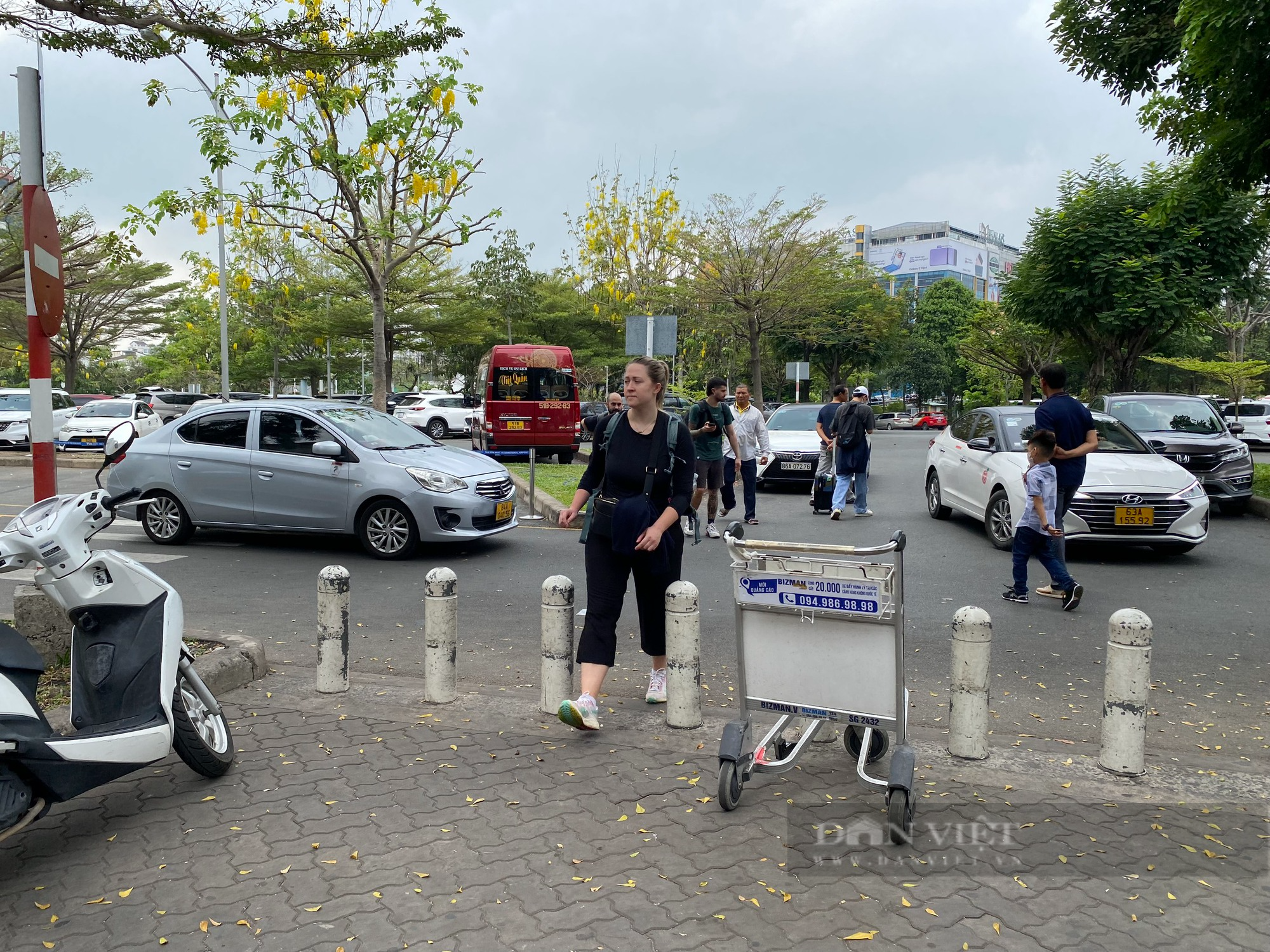 Thay đổi vị trí đón khách ở ga quốc tế sân bay Tân Sơn Nhất: Tài xế mất cuốc, khách than nắng nóng - Ảnh 5.