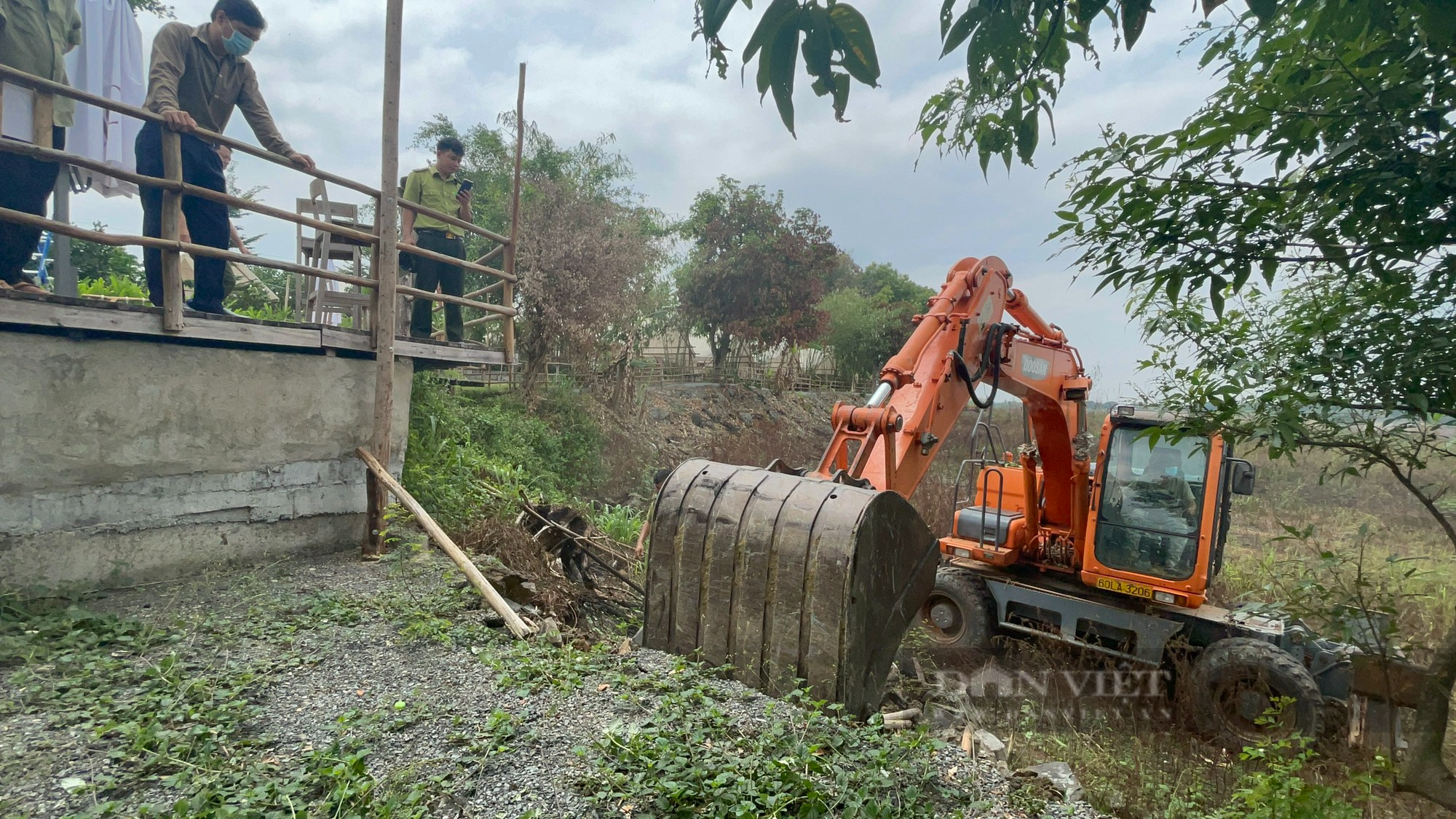 Du lịch tự phát ven hồ Trị An: Cưỡng chế, tháo dỡ công trình trái phép trên lòng hồ - Ảnh 3.