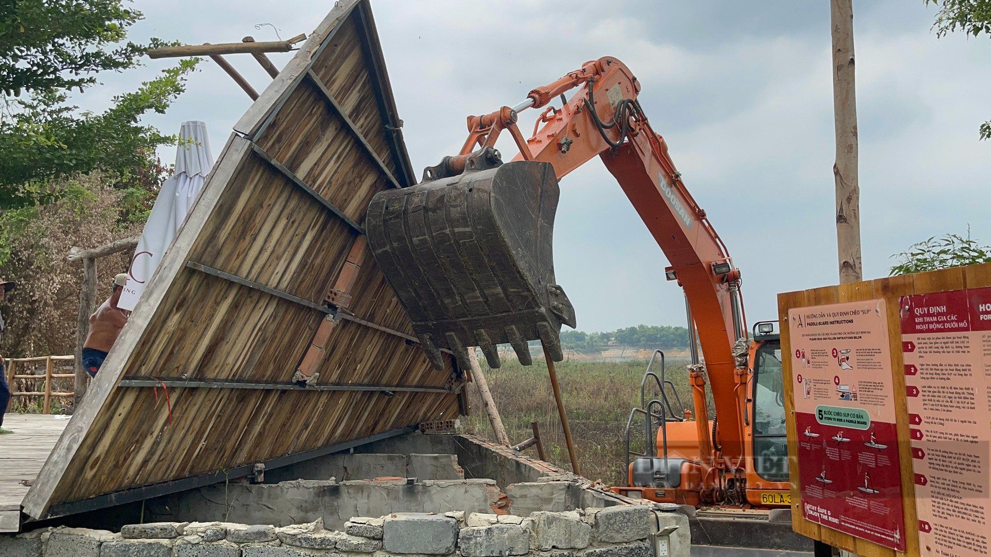 Du lịch tự phát ven hồ Trị An: Cưỡng chế, tháo dỡ công trình trái phép trên lòng hồ - Ảnh 7.