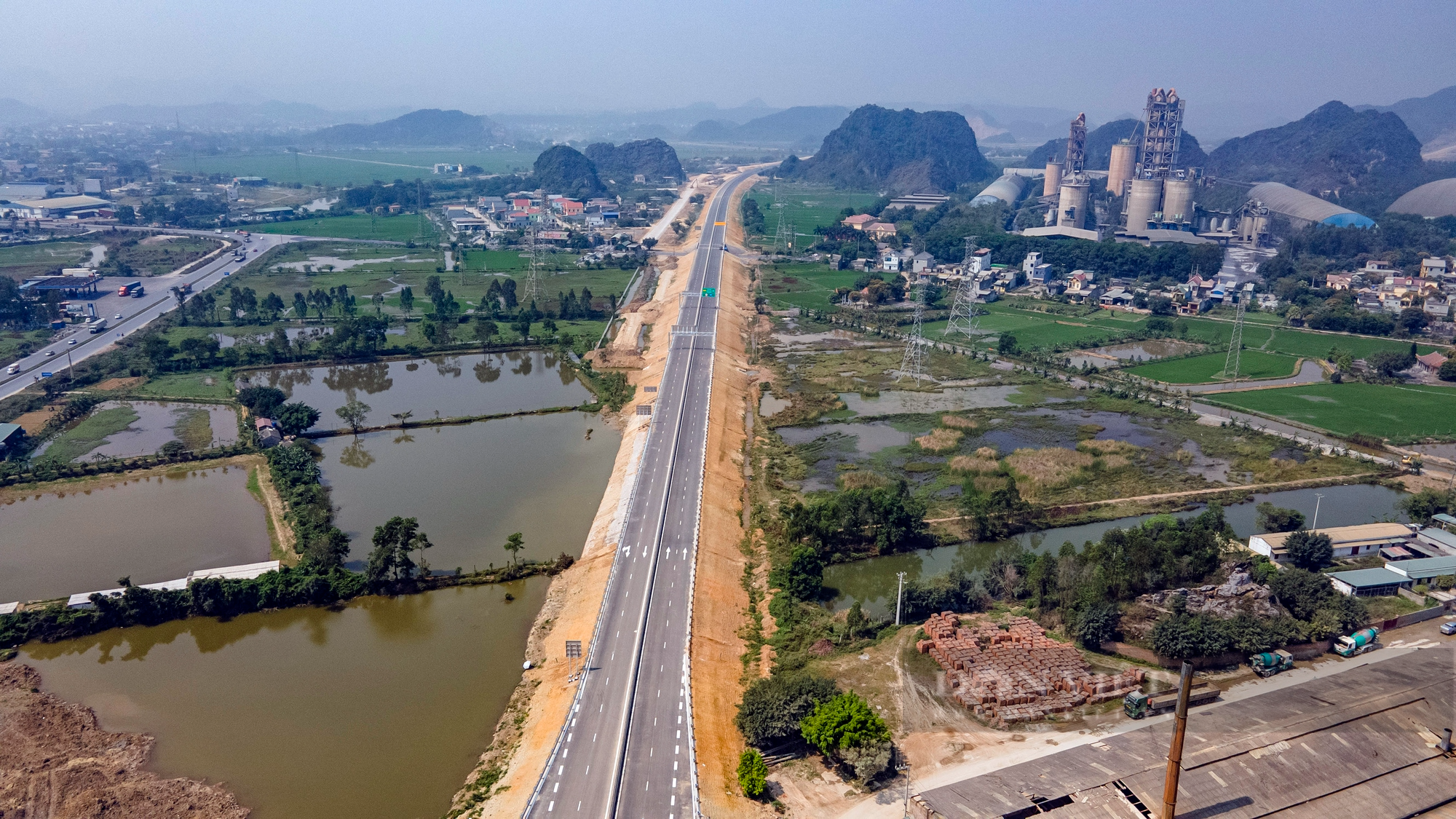 Cao tốc nối Ninh Bình - Thanh Hóa sắp thông xe - Ảnh 1.