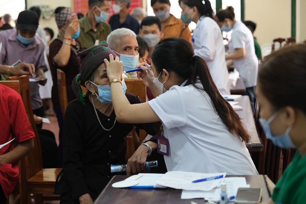 Khám bệnh và cấp thuốc theo đơn miễn phí cho gần 200 người cao tuổi trong diện nghèo và người khuyết tật ở Tuyên Quang - Ảnh 1.