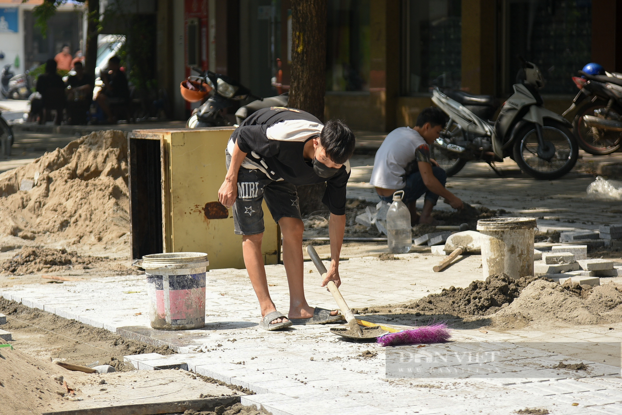 Lát đá vỉa hè Hà Nội: Khâu nào cũng có vấn đề - Ảnh 2.