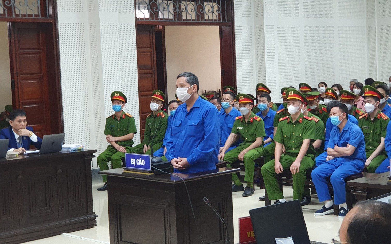 Những hình ảnh đầu tiên vụ xét xử cựu Chủ tịch UBND TP.Hạ Long Phạm Hồng Hà và 27 đồng phạm