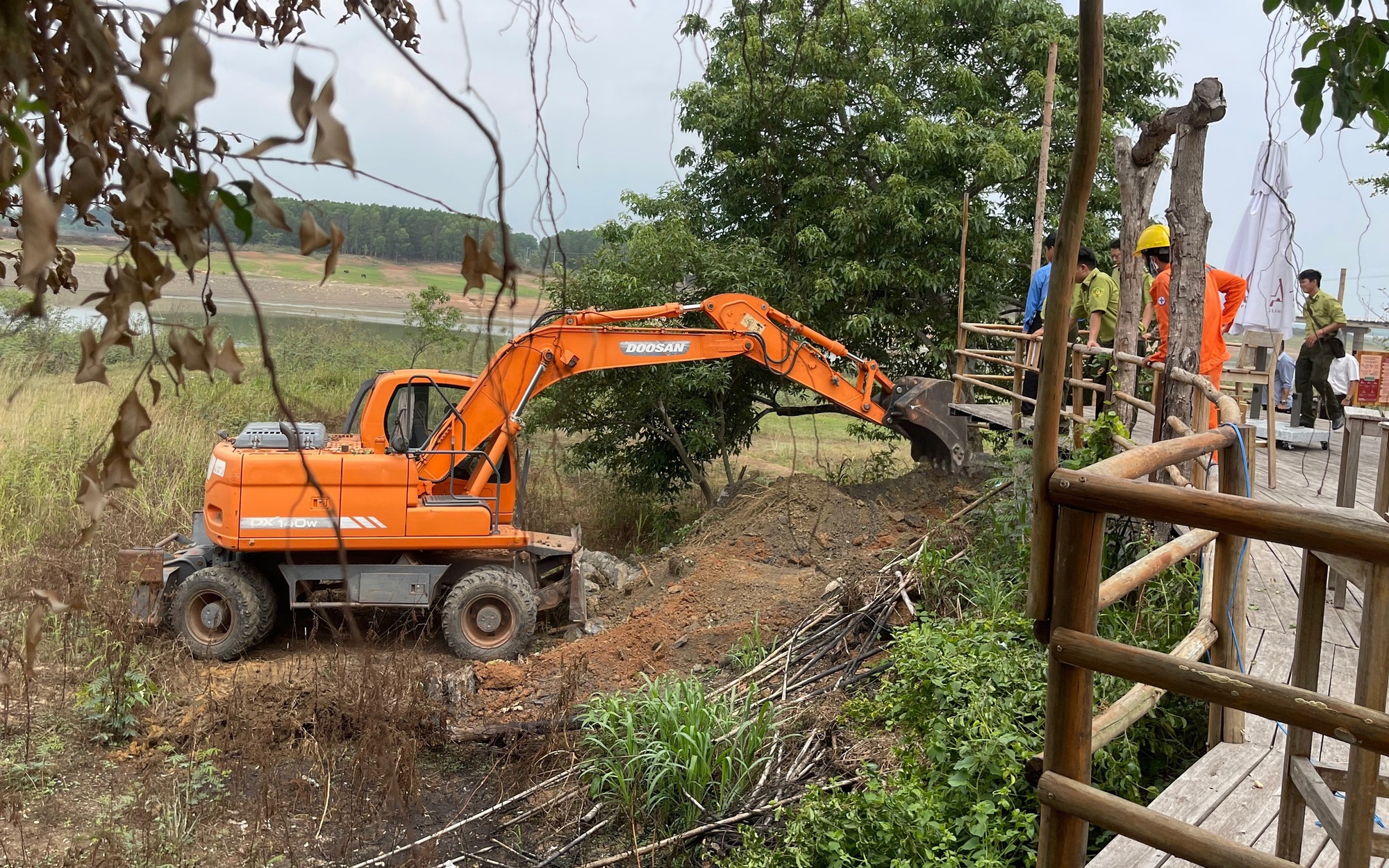 Du lịch tự phát ven hồ Trị An: Cưỡng chế, tháo dỡ công trình trái phép