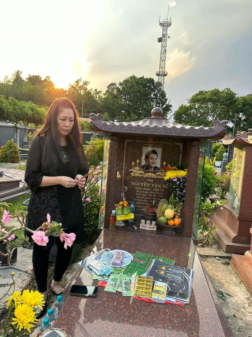NSND Hồng Vân làm giỗ cho nghệ sĩ hài Anh Vũ và diễn viên Mai Phương tại nơi có nhiều kỷ niệm - Ảnh 3.