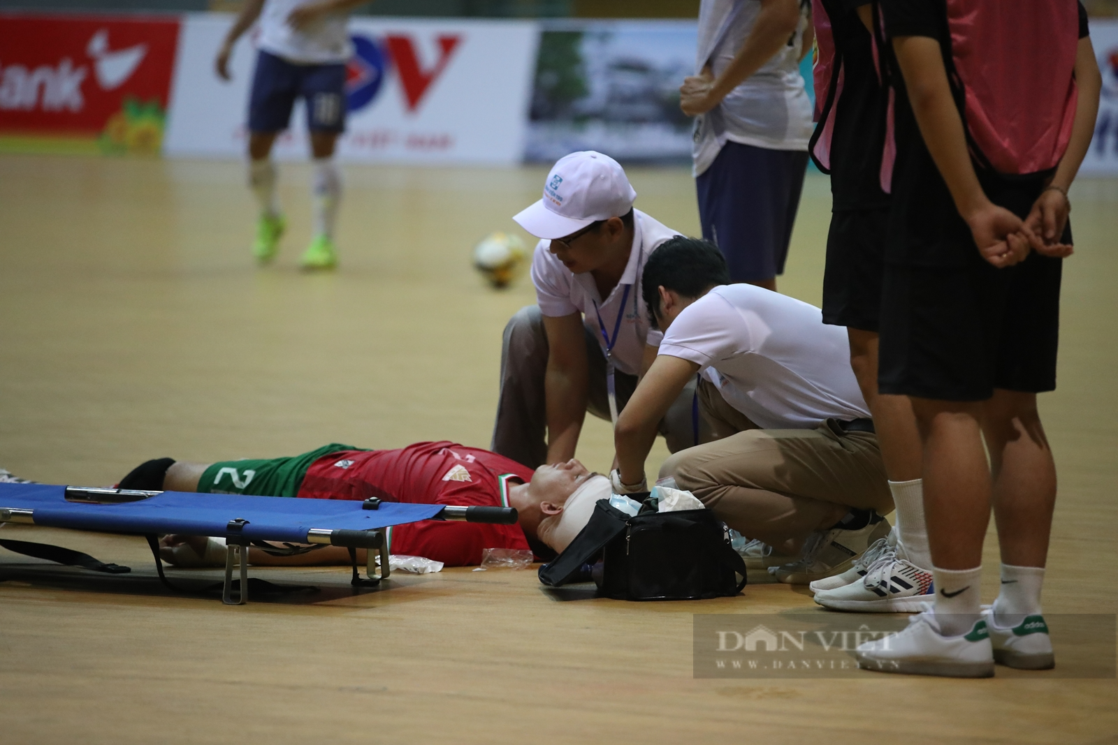 Chấn thương kinh hoàng, thủ môn Cao Bằng FC phải nhập viện cấp cứu - Ảnh 3.