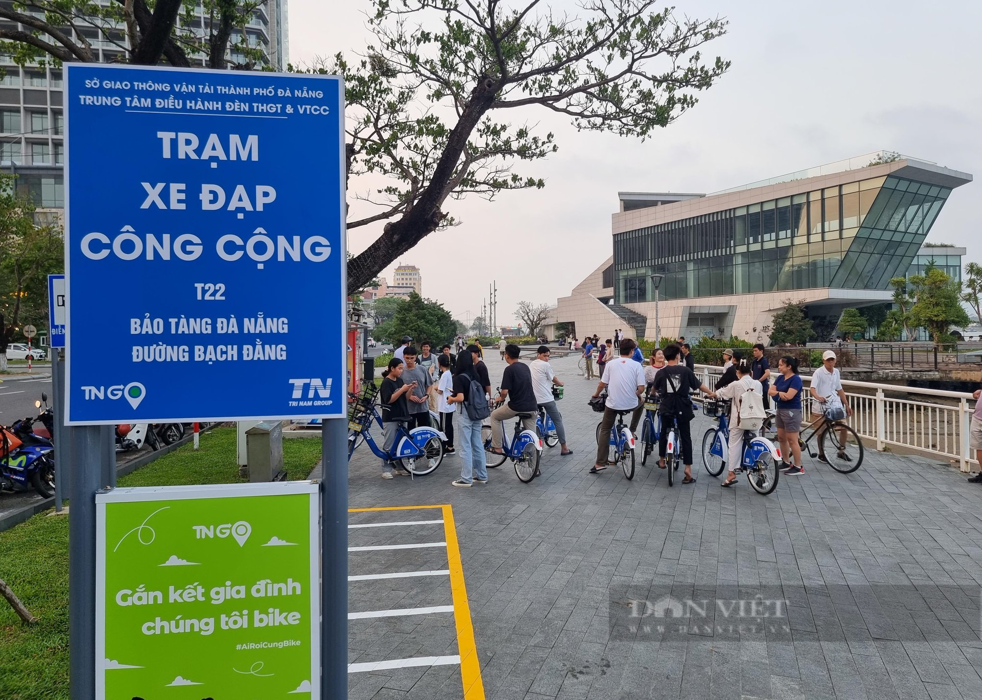 Người dân, du khách xếp hàng chờ thuê xe đạp công cộng tại Đà Nẵng - Ảnh 1.