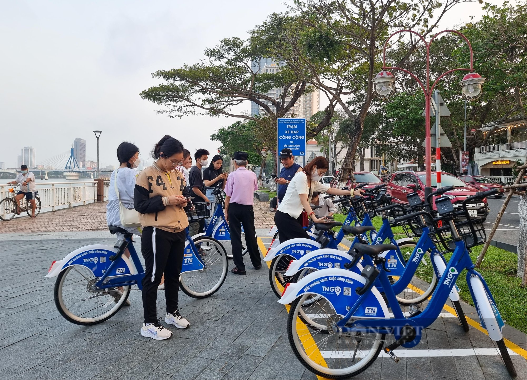 Người dân, du khách xếp hàng chờ thuê xe đạp công cộng tại Đà Nẵng - Ảnh 2.