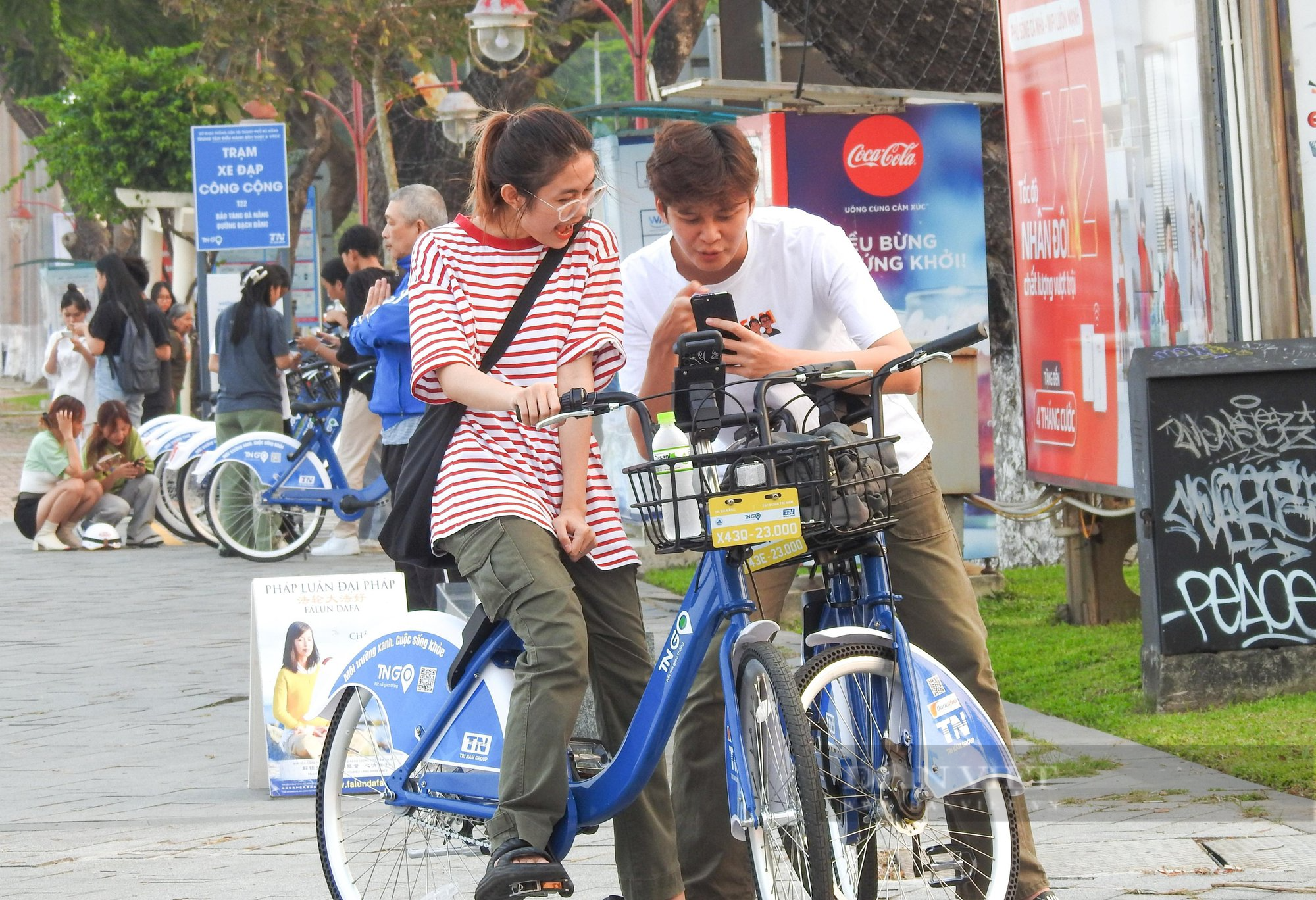 Người dân, du khách xếp hàng chờ thuê xe đạp công cộng tại Đà Nẵng - Ảnh 5.