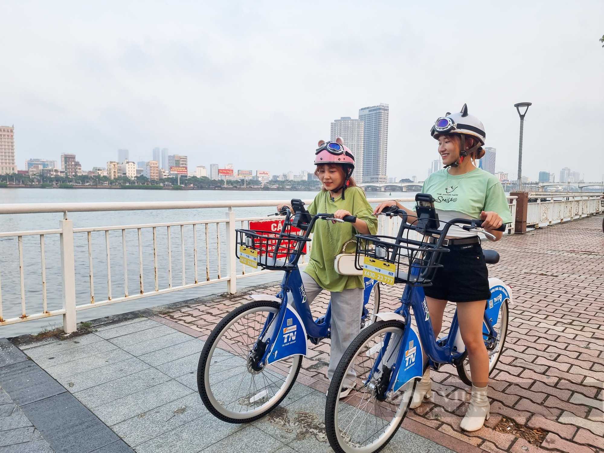 Người dân, du khách xếp hàng chờ thuê xe đạp công cộng tại Đà Nẵng - Ảnh 6.