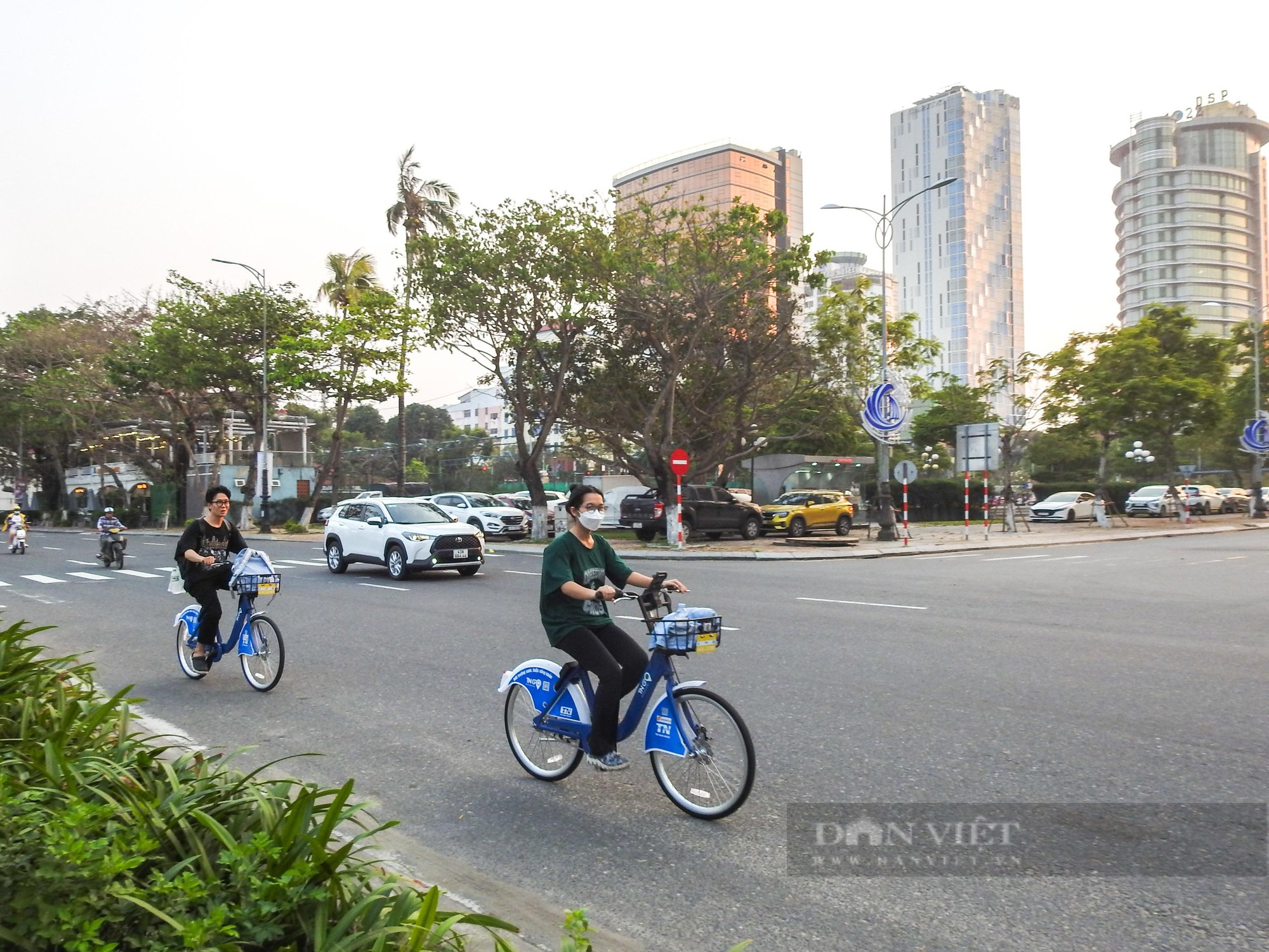 Người dân, du khách xếp hàng chờ thuê xe đạp công cộng tại Đà Nẵng - Ảnh 8.