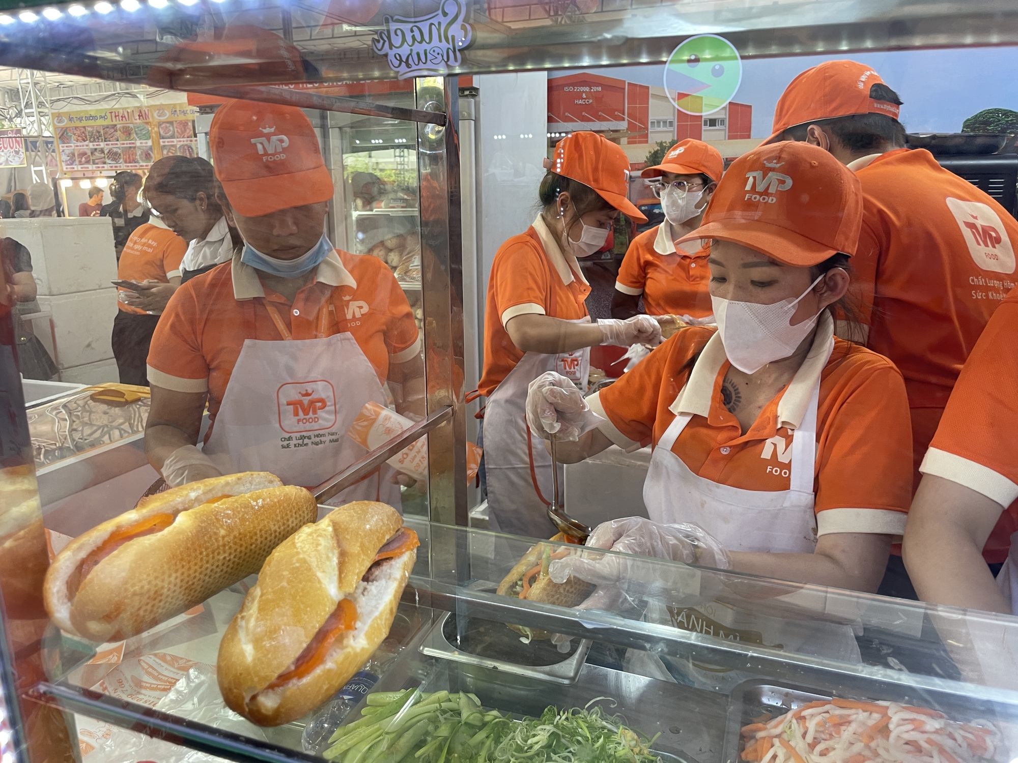 Xếp hàng chờ mua bánh mì lâu đời nhất Sài Gòn - Ảnh 7.
