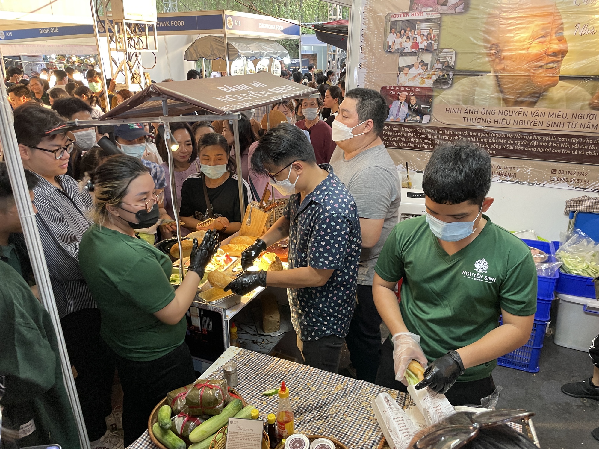 Xếp hàng chờ mua bánh mì lâu đời nhất Sài Gòn - Ảnh 2.