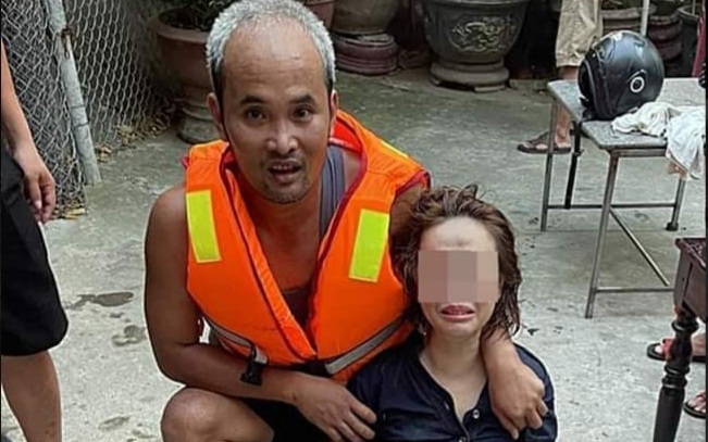 Đại úy Nguyễn Phước Đạt vật lộn với dòng nước xiết để cứu người nhảy cầu tự tử