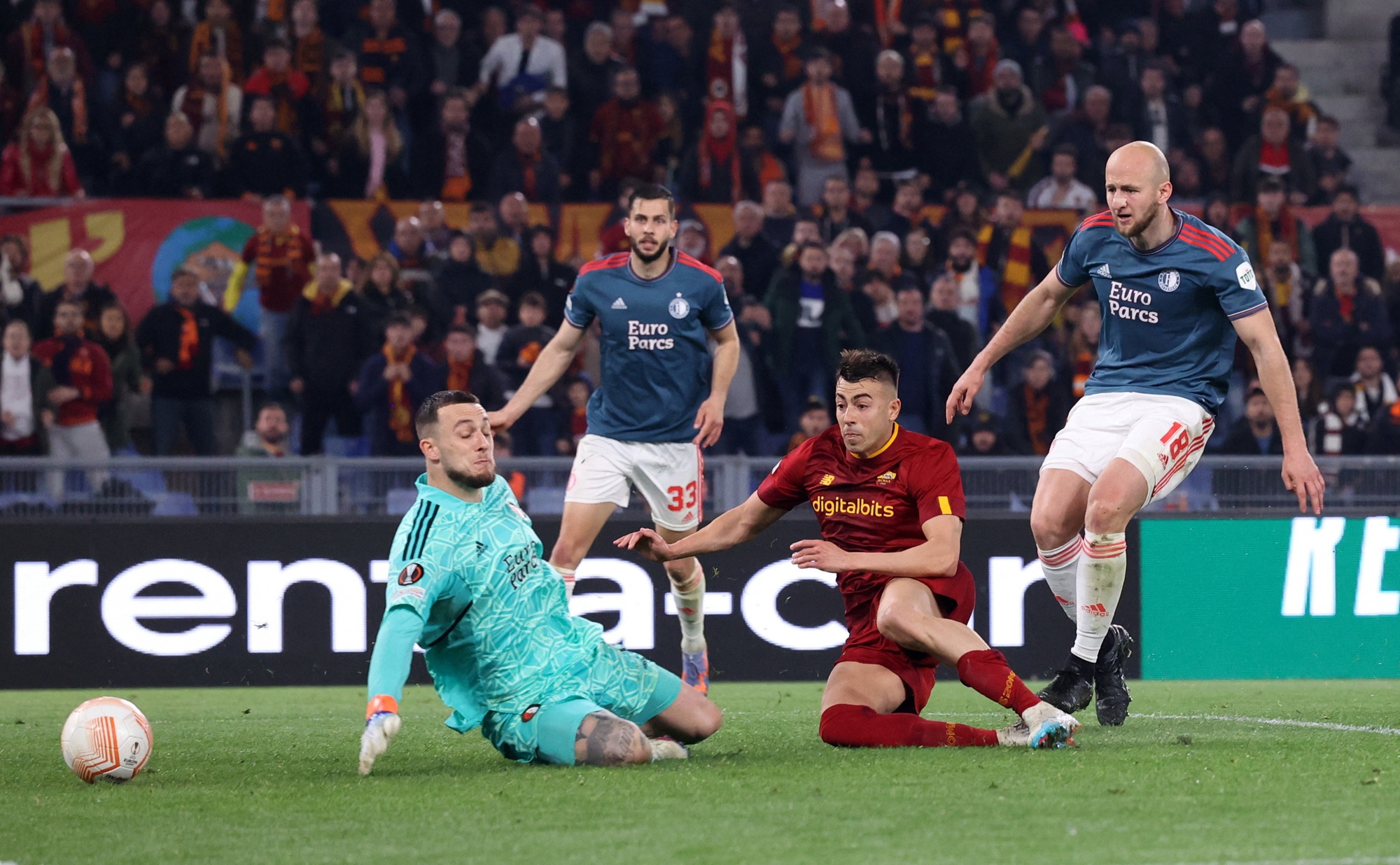 HLV Mourinho và AS Roma vào bán kết Europa League - Ảnh 7.