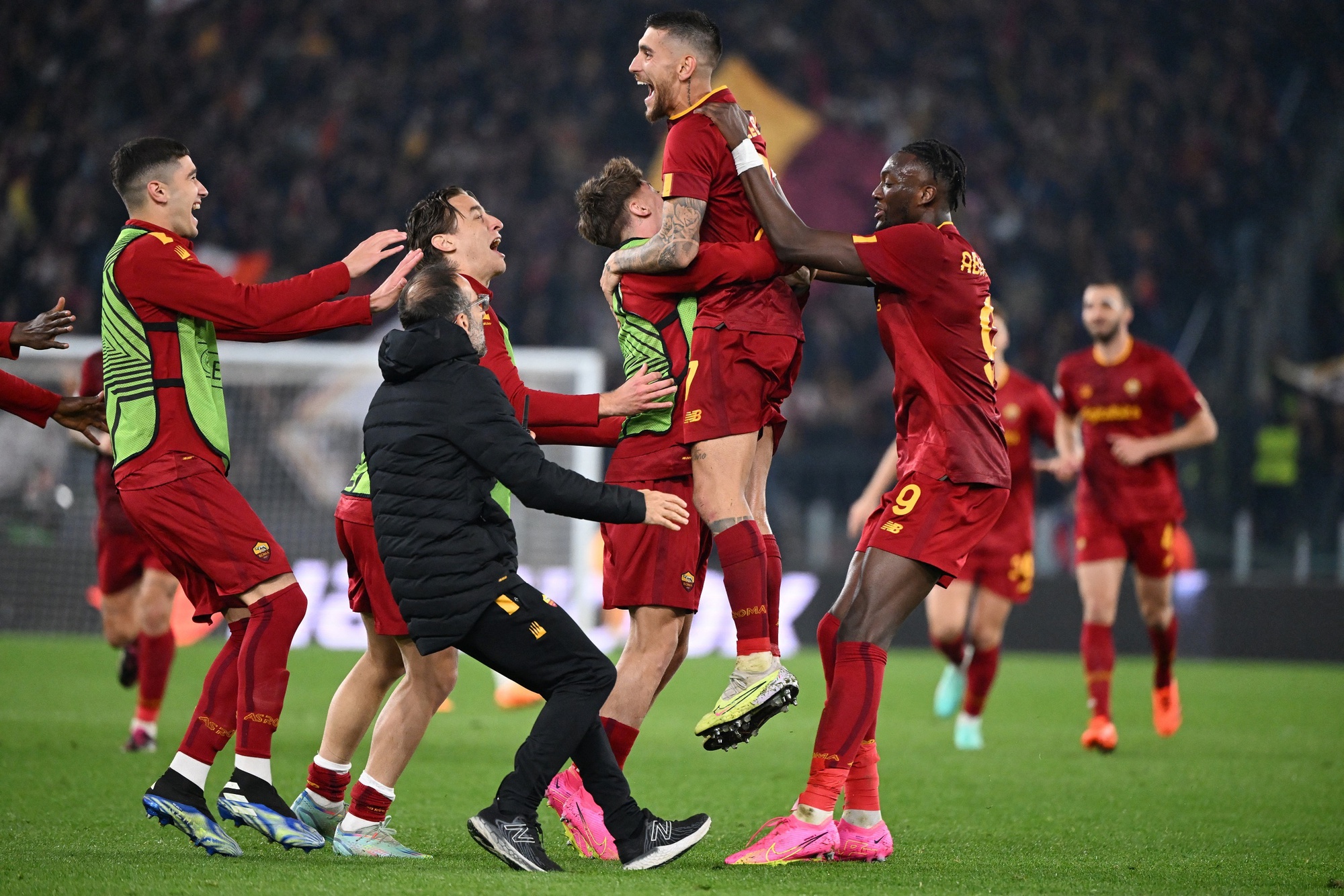 HLV Mourinho và AS Roma vào bán kết Europa League - Ảnh 9.