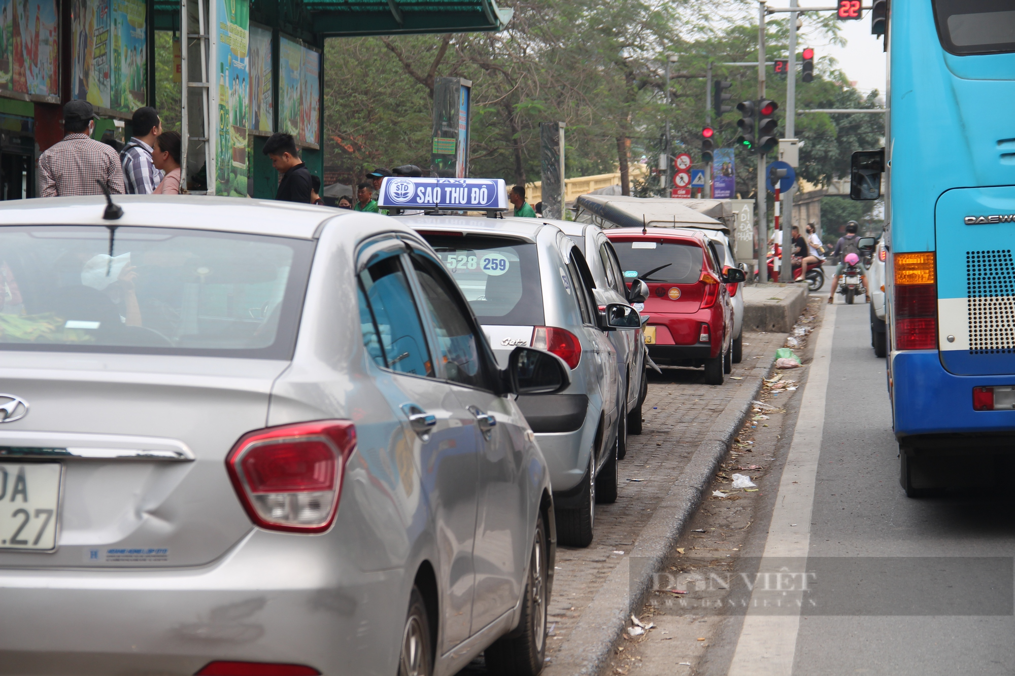 Bát nháo cảnh hàng rong, xe ôm, taxi &quot;bủa vây&quot; bến xe buýt - Ảnh 5.