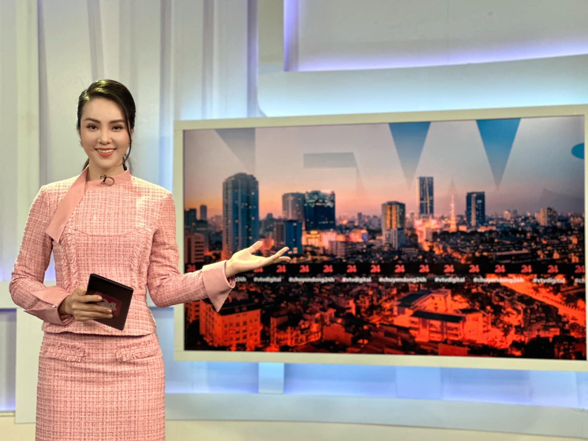 Nhan sắc đời thường đầy mê hoặc của dàn Hoa hậu, Á hậu làm BTV tại VTV: Đỗ Mỹ Linh hiếm hoi mặc gợi cảm - Ảnh 12.