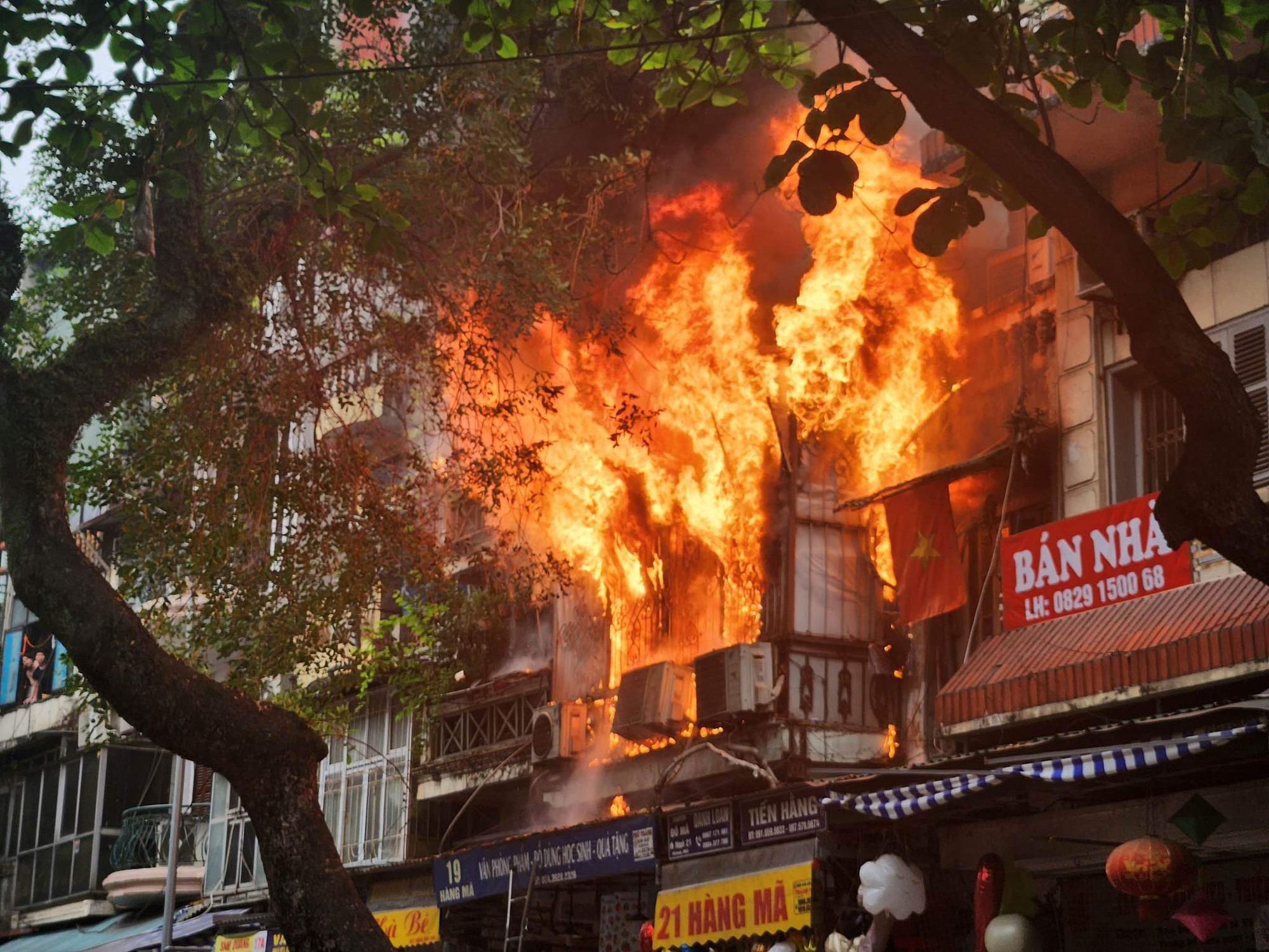 Cháy nhà dân ở Hàng Mã, Hà Nội, lửa bốc lên ngùn ngụt - Ảnh 1.