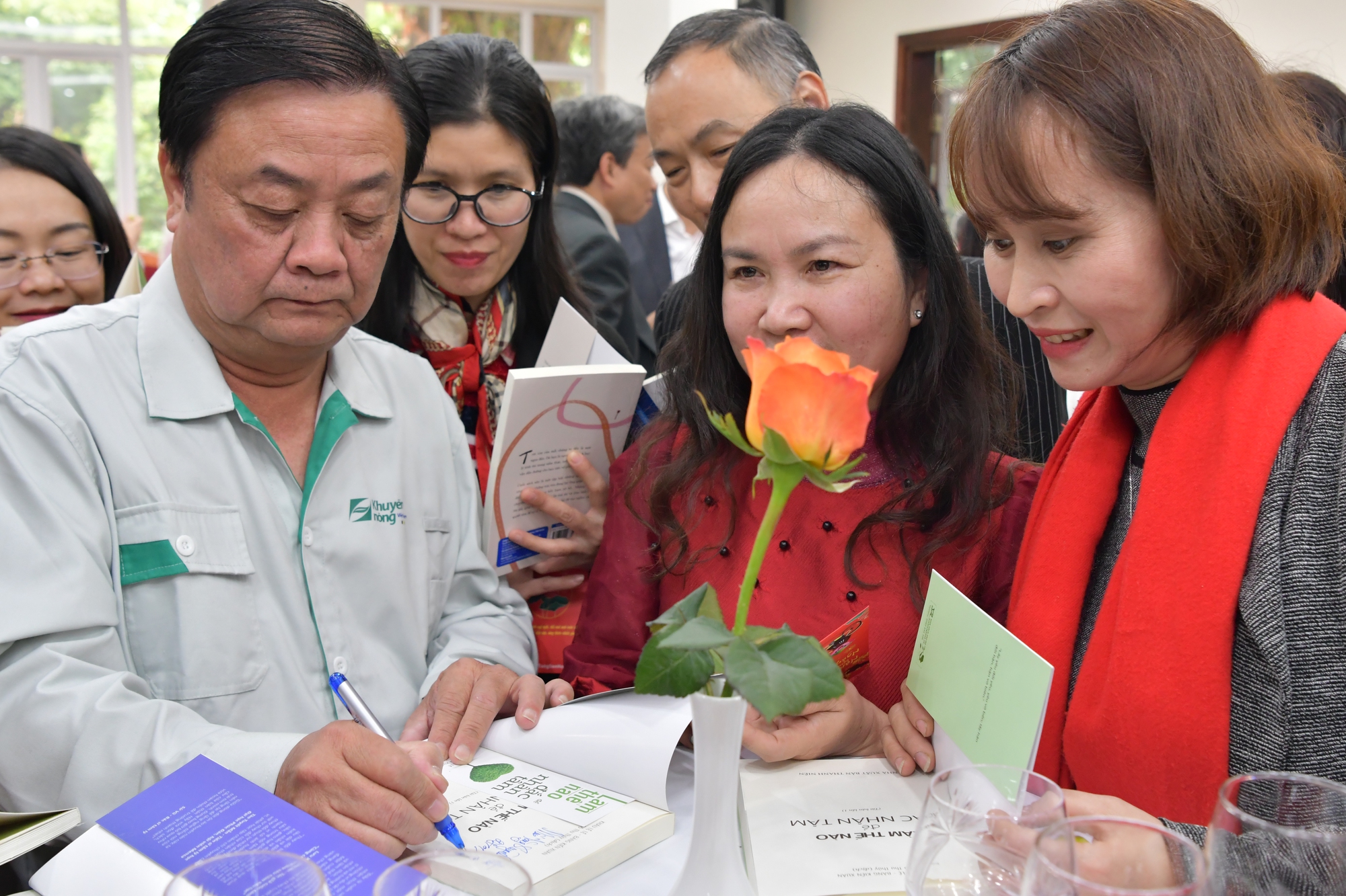 Bộ trưởng Lê Minh Hoan: &quot;Cùng nhau đọc sách, chia sẻ như gieo mầm và chăm sóc từng hạt lúa&quot;  - Ảnh 1.