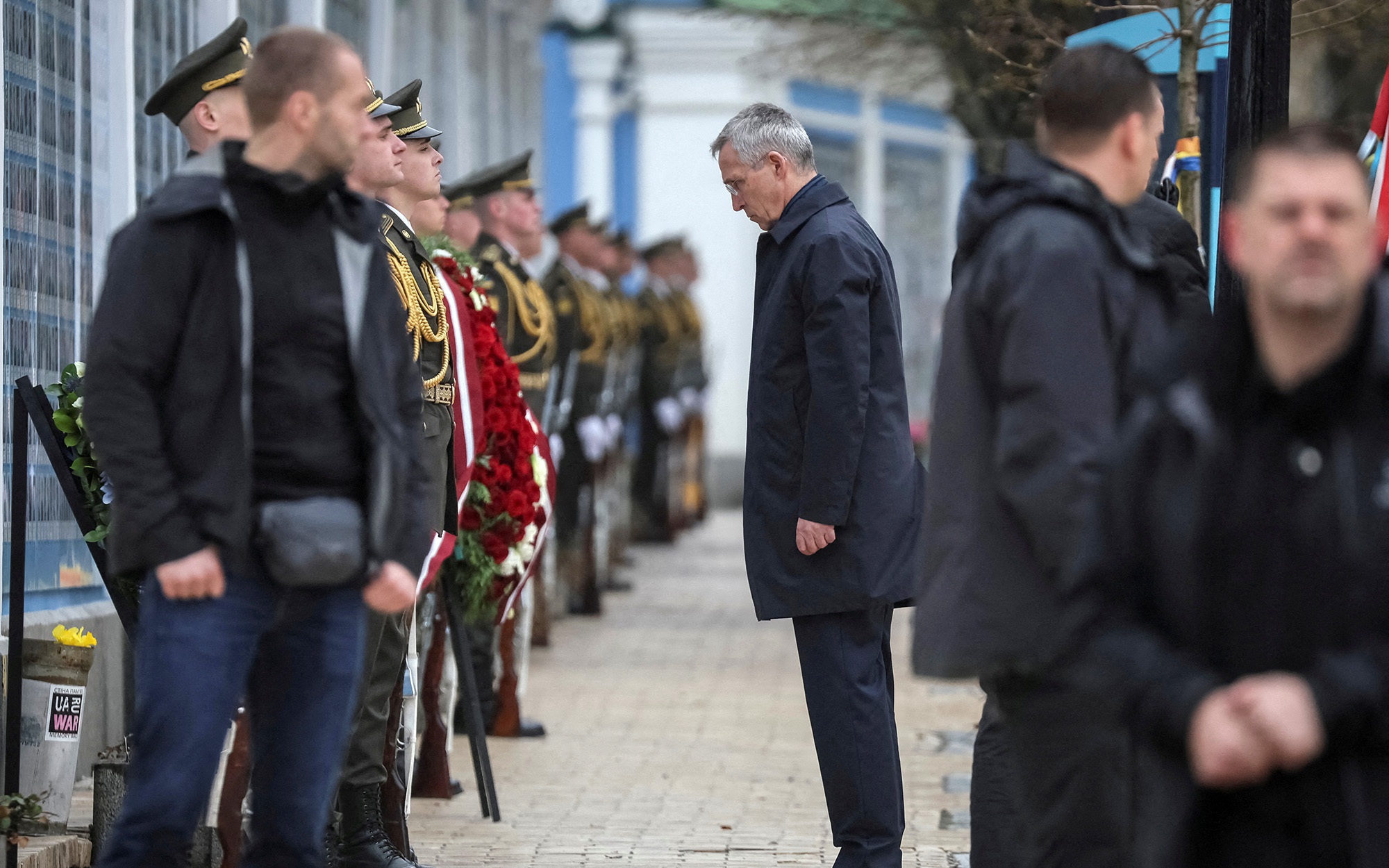 Tổng thư ký NATO bất ngờ đến Ukraine, Nga tuyên bố rắn