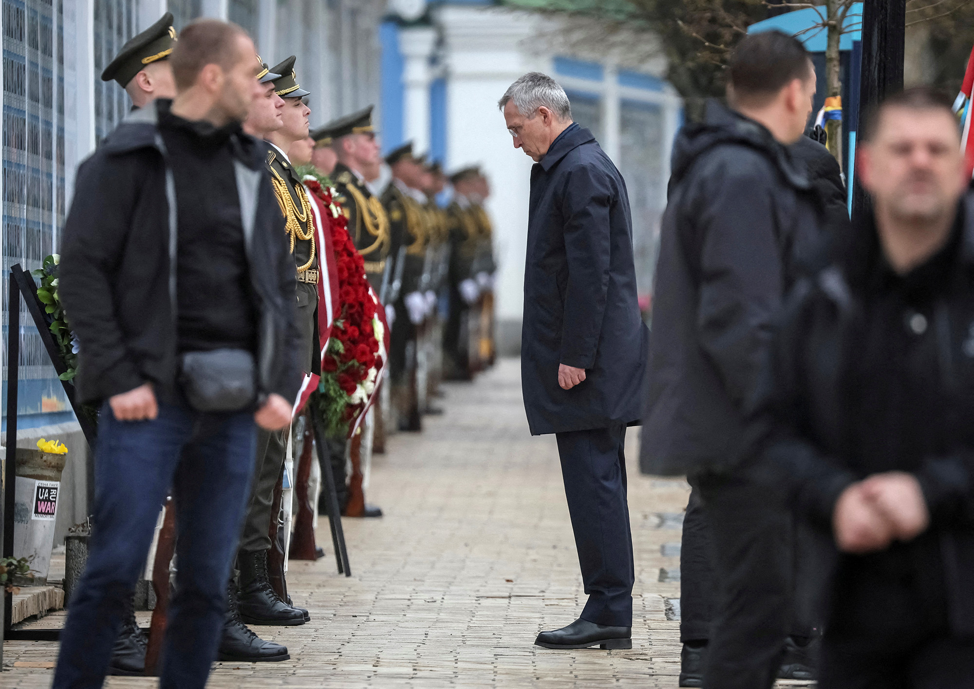 Tổng thư ký NATO bất ngờ đến Ukraine không báo trước - Ảnh 1.