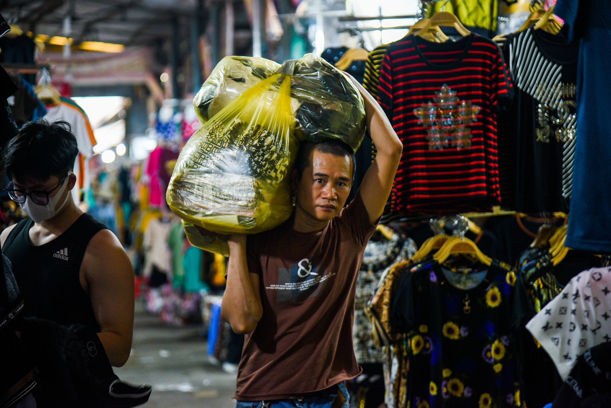 Tiểu thương ngồi bấm điện thoại, ngủ xuyên trưa tại &quot;thủ phủ&quot; thời trang lớn nhất Hà Nội - Ảnh 10.