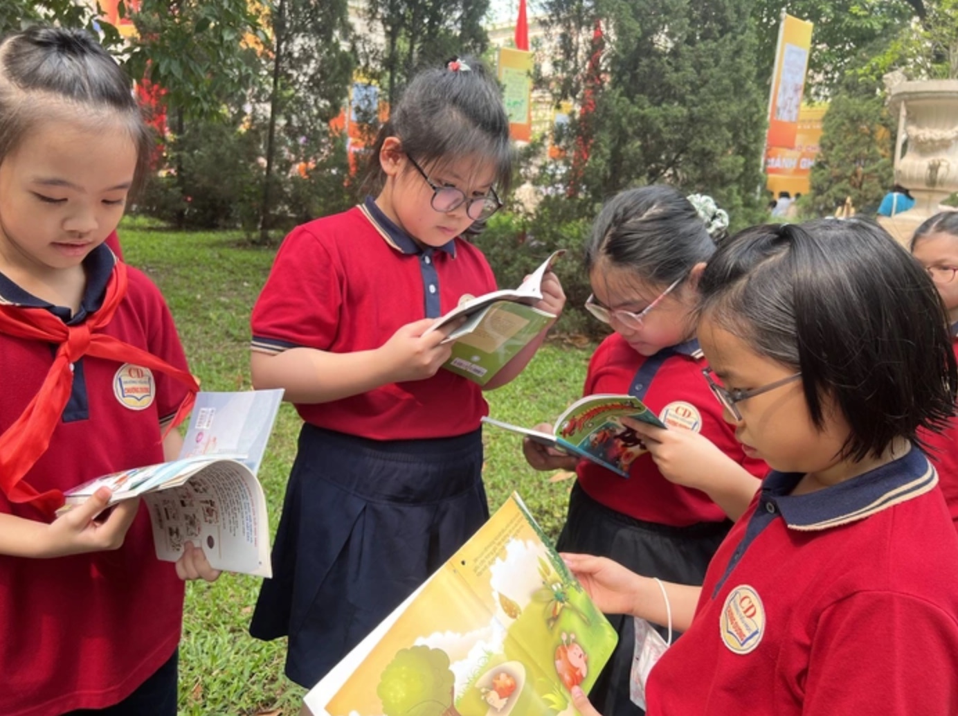 Ngày Sách và Văn hóa đọc Việt Nam 2023 thu hút đông đảo độc giả trẻ - Ảnh 3.
