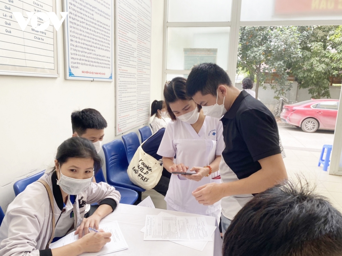 Người Hà Nội gác việc để tiêm vaccine COVID-19 - Ảnh 7.