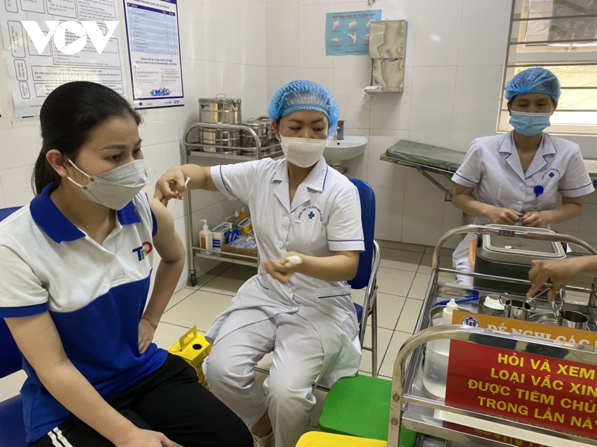 Người Hà Nội gác việc để tiêm vaccine COVID-19 - Ảnh 3.