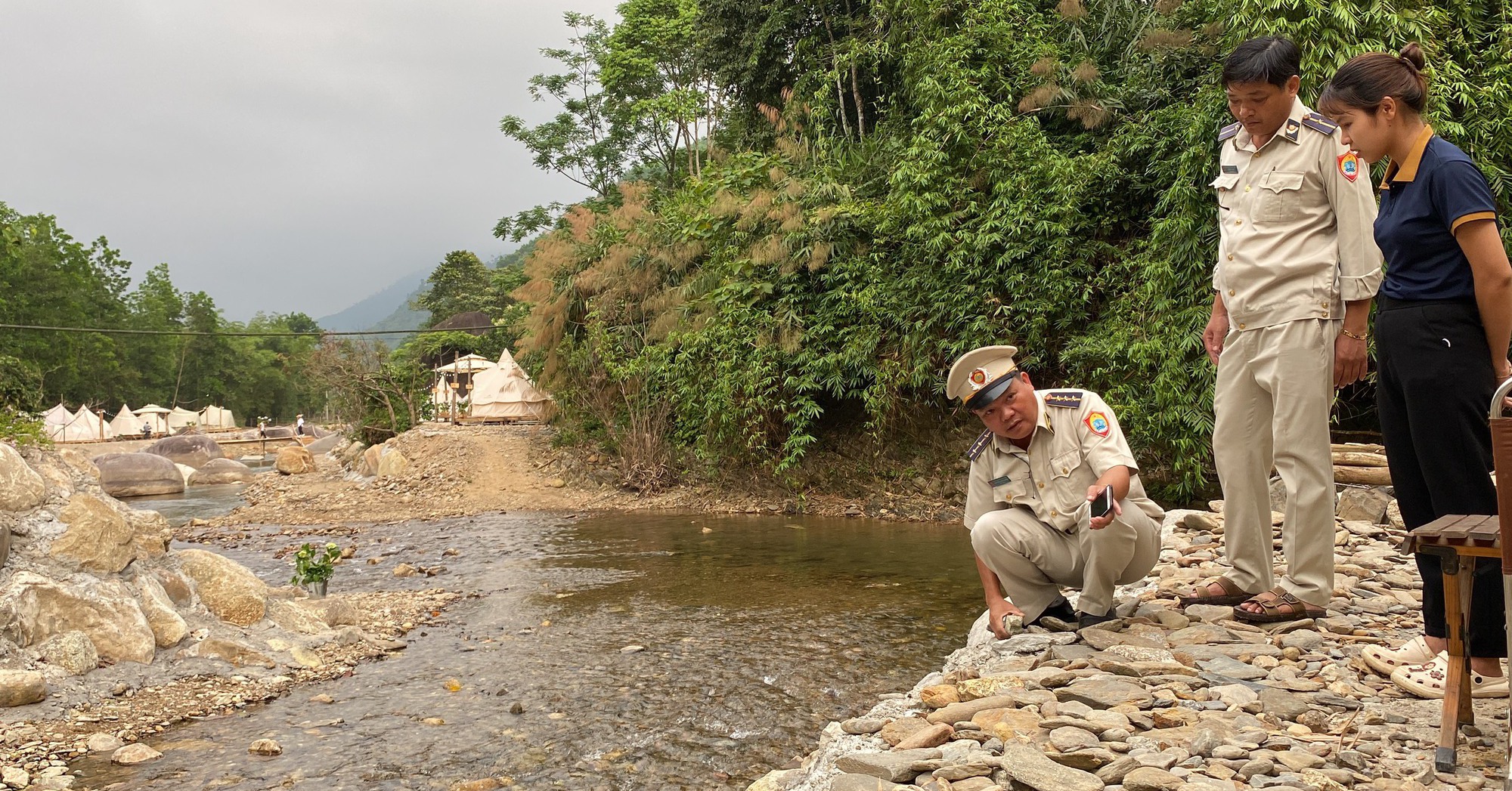 “Concreting” Luong Dong River, a business was fined 40 million VND