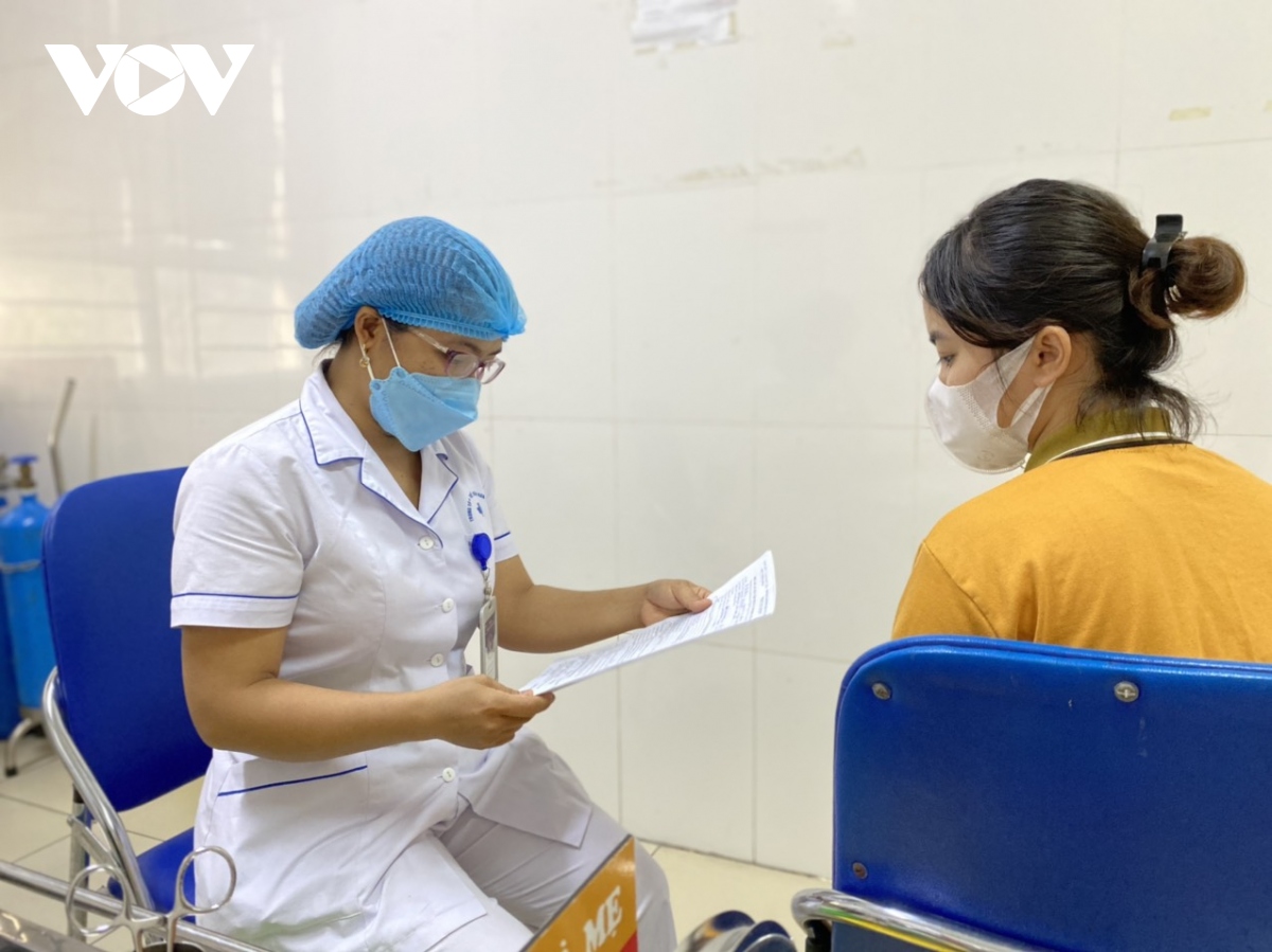 Người Hà Nội gác việc để tiêm vaccine COVID-19 - Ảnh 2.