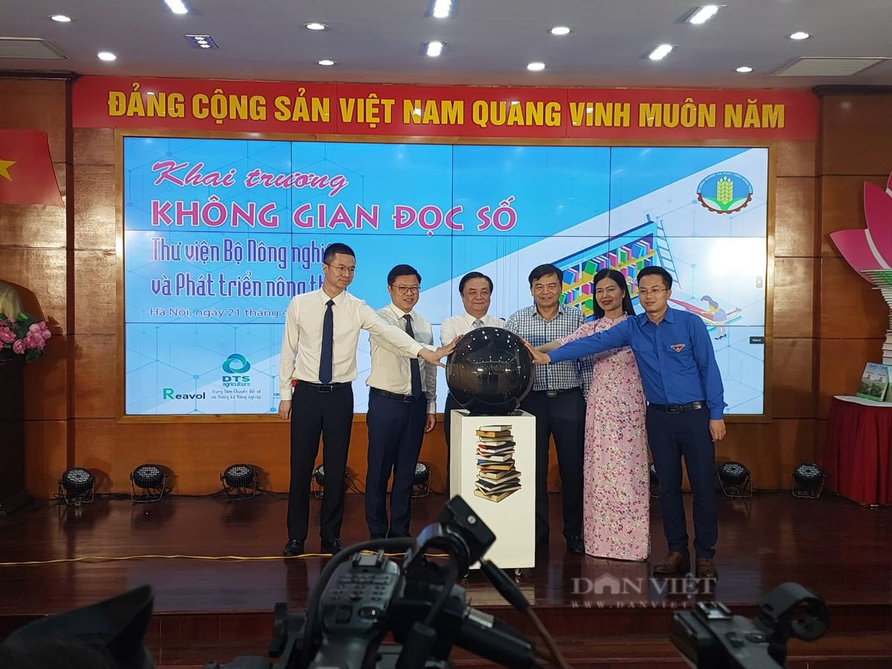Hưởng ứng Ngày Sách và Văn hóa đọc Việt Nam, Bộ NNPTNT khai trương không gian đọc số - Ảnh 1.