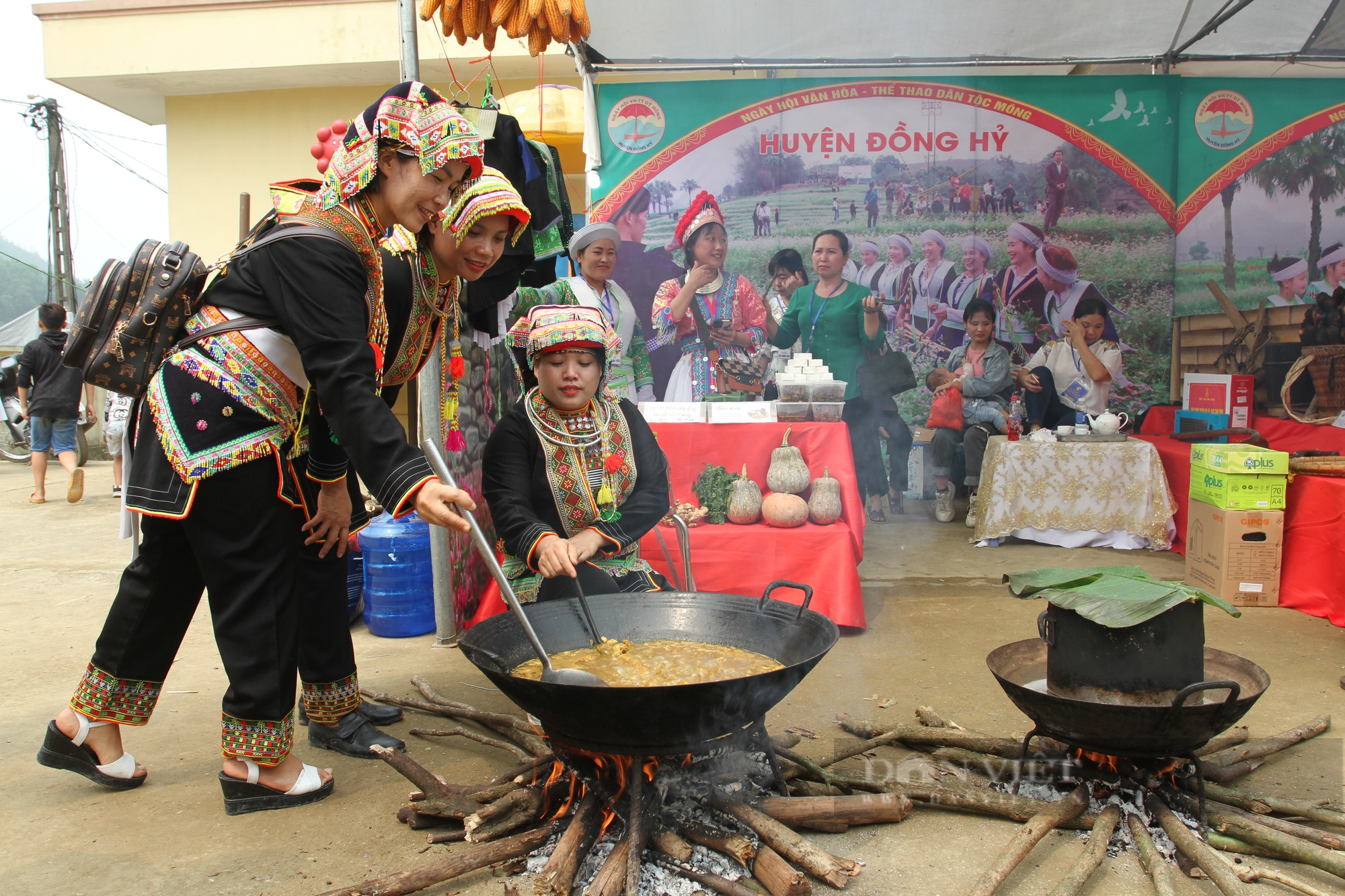 Thái Nguyên: Cùng ngắm trai gái trổ tài múa khèn, thổi sáo tại ngày hội văn hóa dân tộc Mông Bản Tèn - Ảnh 5.