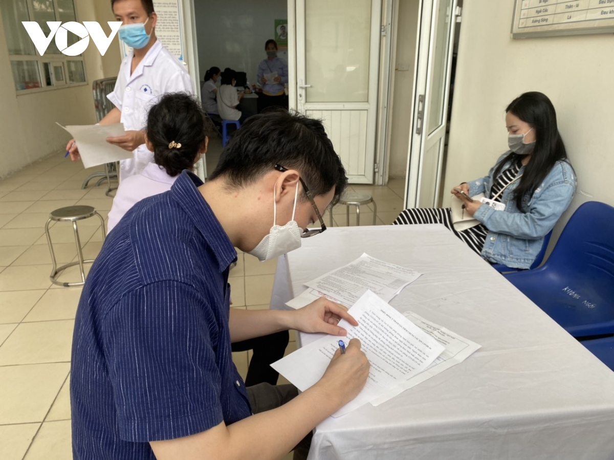 Người Hà Nội gác việc để tiêm vaccine COVID-19 - Ảnh 9.