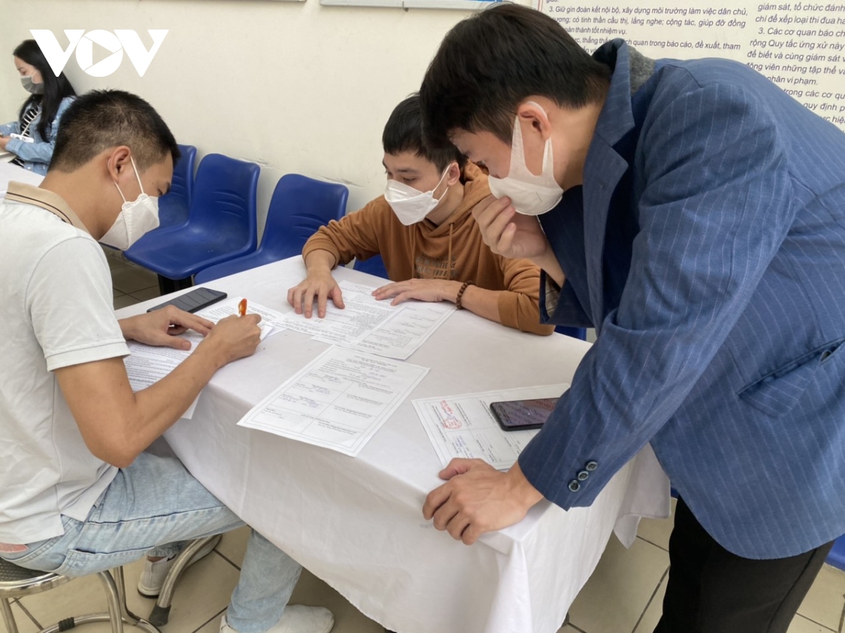 Người Hà Nội gác việc để tiêm vaccine COVID-19 - Ảnh 8.