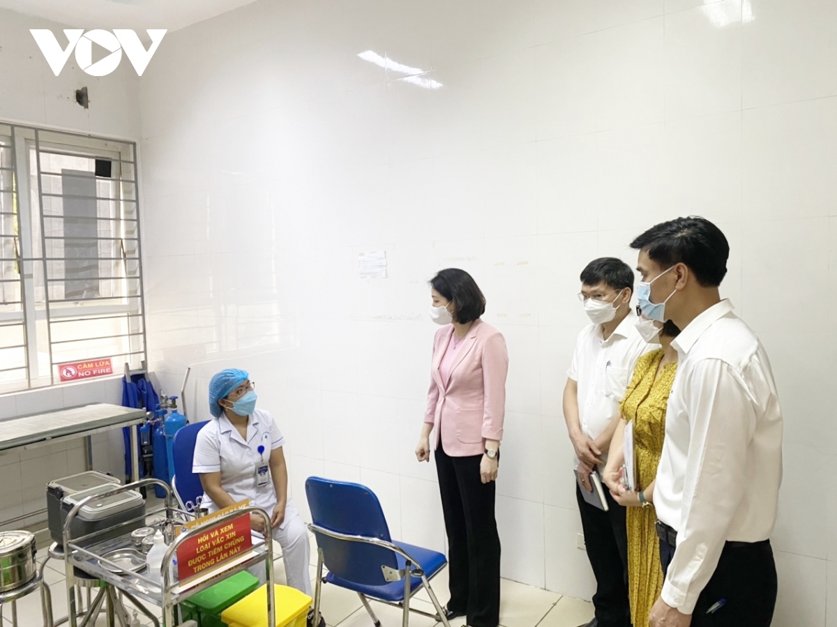 Người Hà Nội gác việc để tiêm vaccine COVID-19 - Ảnh 12.