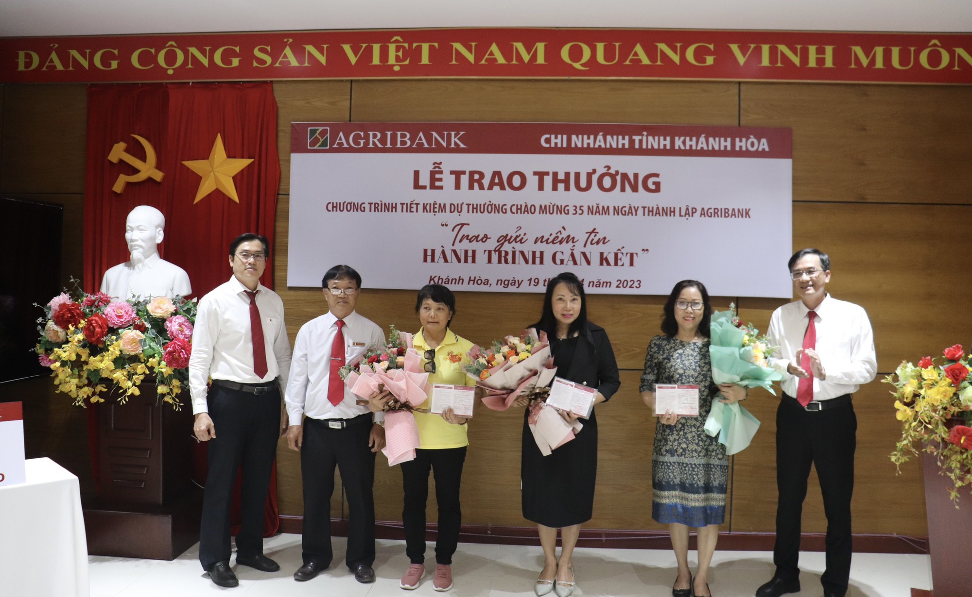 Agribank Chi nhánh tỉnh Khánh Hòa tổ chức lễ trao thưởng cho khách hàng - Ảnh 2.