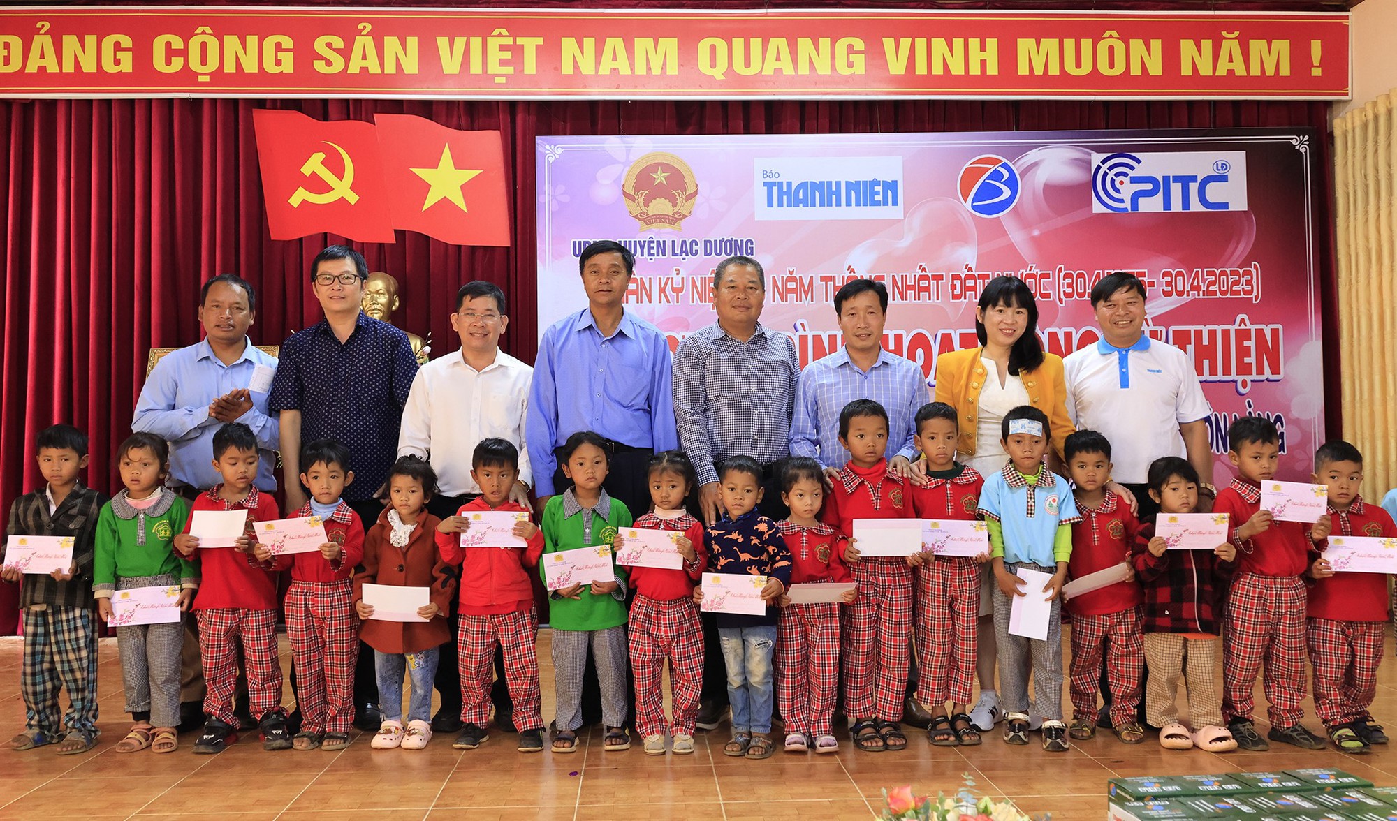 Trao tặng 600 bóng đèn và 50 suất học bổng cho học sinh nghèo vượt khó tại Lạc Dương - Ảnh 1.