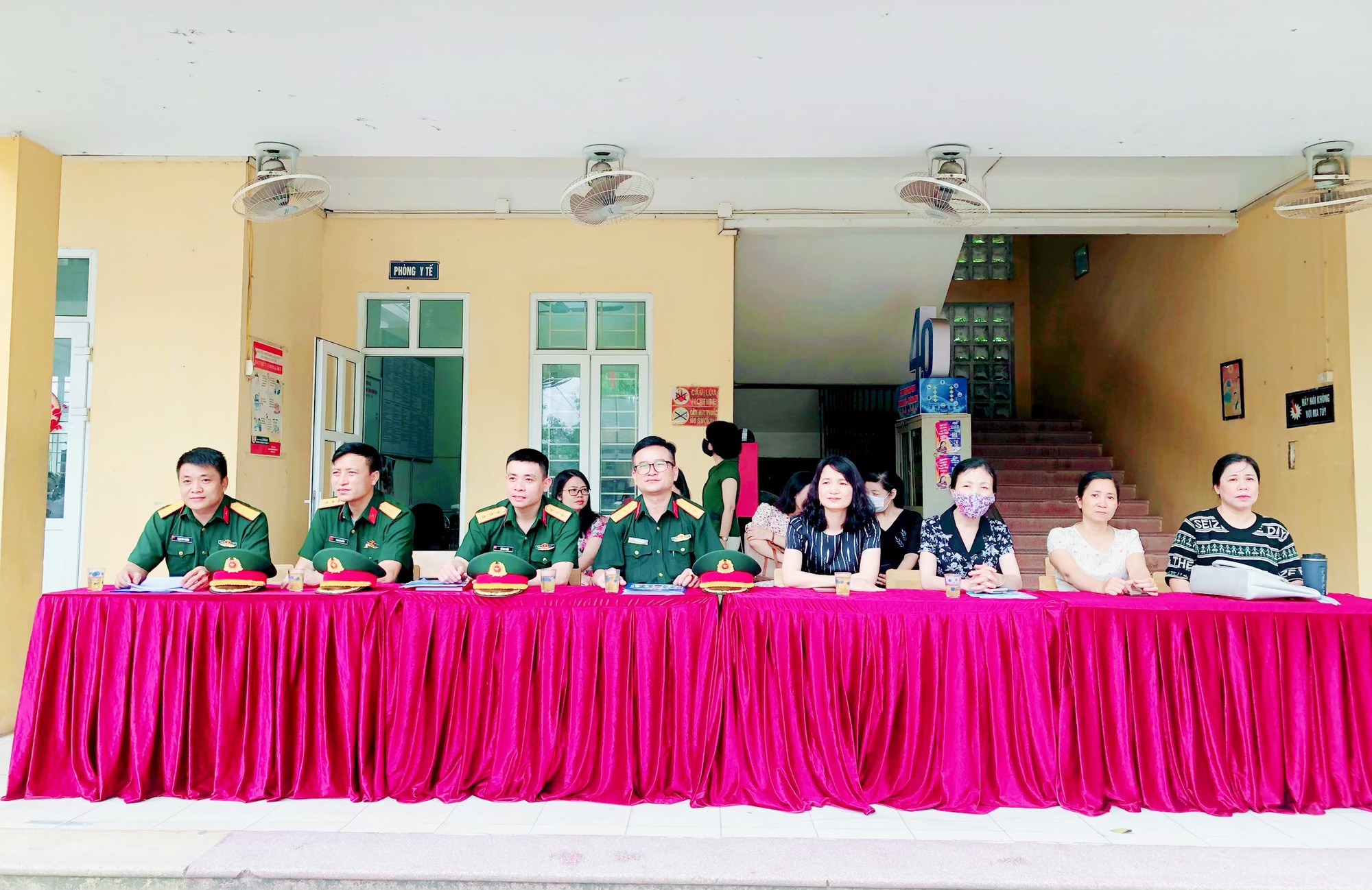 Huyện Thanh Trì: Tư vấn tuyển sinh vào các trường trong quân đội - Ảnh 1.
