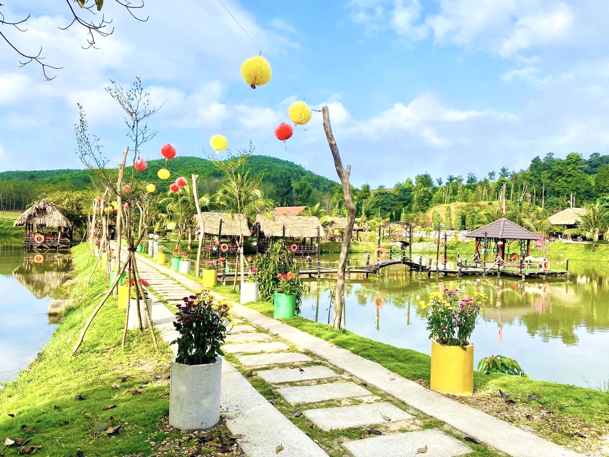 Nông thôn mới Quảng Bình, người dân biến đồi hoang thành khu du lịch sinh thái, hút khách đến check-in - Ảnh 1.