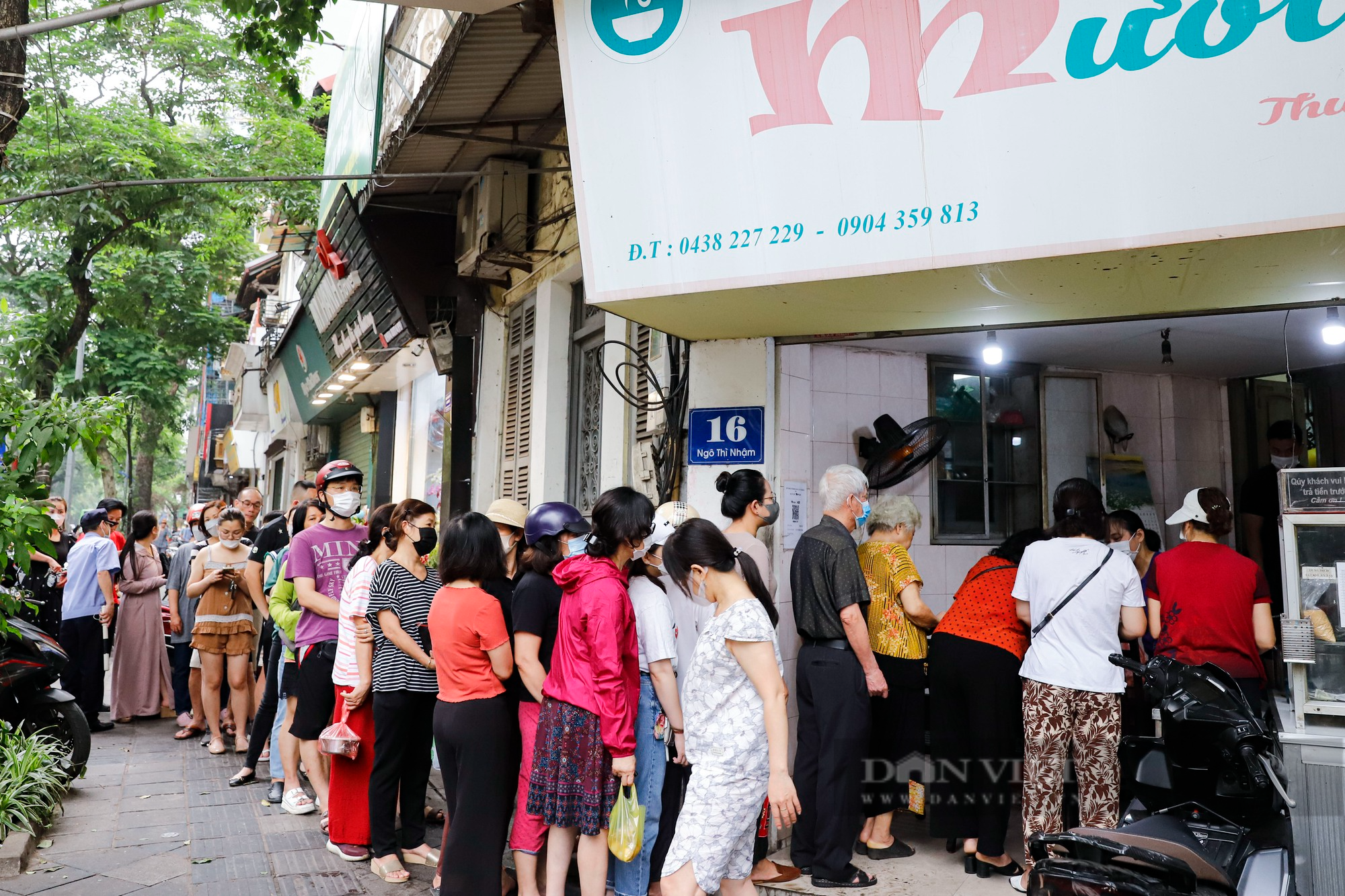 Người Hà Nội xếp hàng chờ cả tiếng để mua bánh trôi, bánh chay ngày Tết Hàn thực - Ảnh 1.