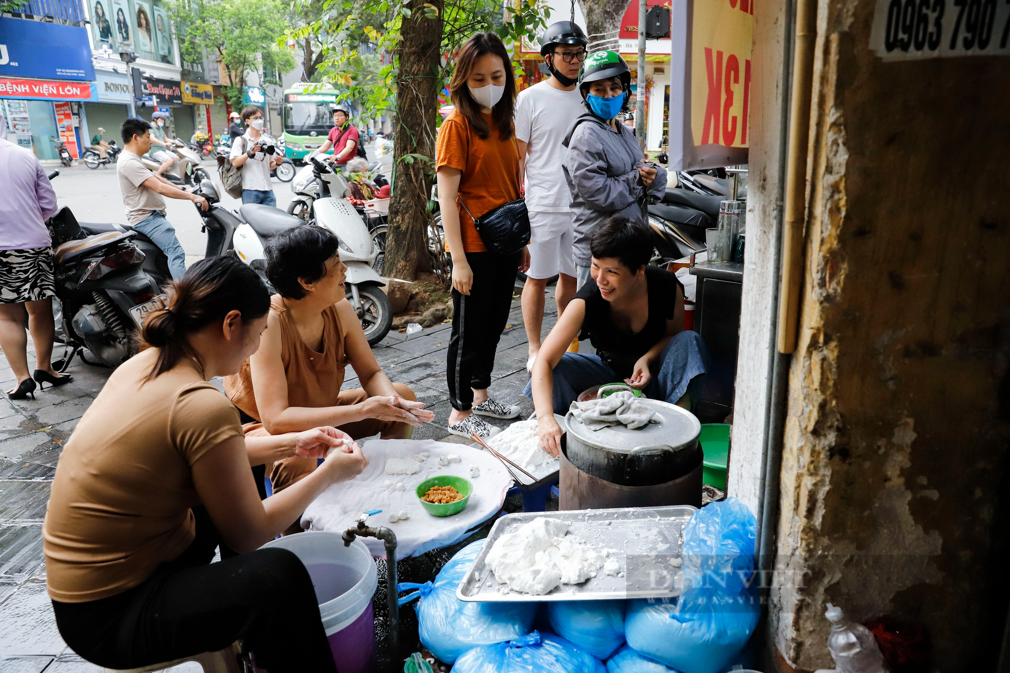 Người Hà Nội xếp hàng chờ cả tiếng để mua bánh trôi, bánh chay ngày Tết Hàn thực - Ảnh 7.