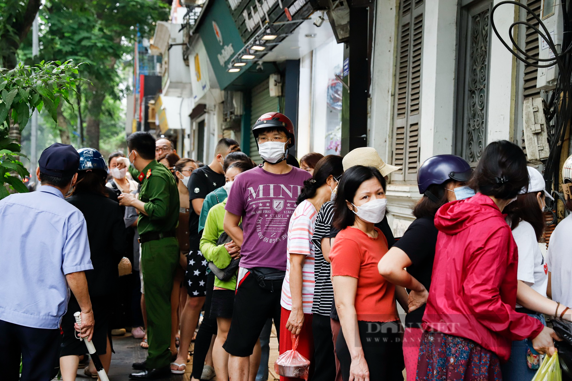 Người Hà Nội xếp hàng chờ cả tiếng để mua bánh trôi, bánh chay ngày Tết Hàn thực - Ảnh 10.