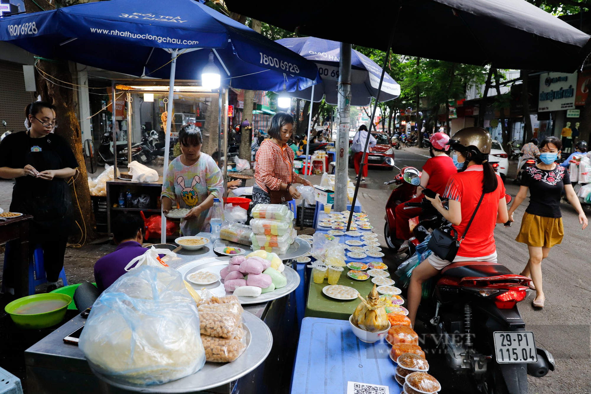 Người Hà Nội xếp hàng chờ cả tiếng để mua bánh trôi, bánh chay ngày Tết Hàn thực - Ảnh 11.