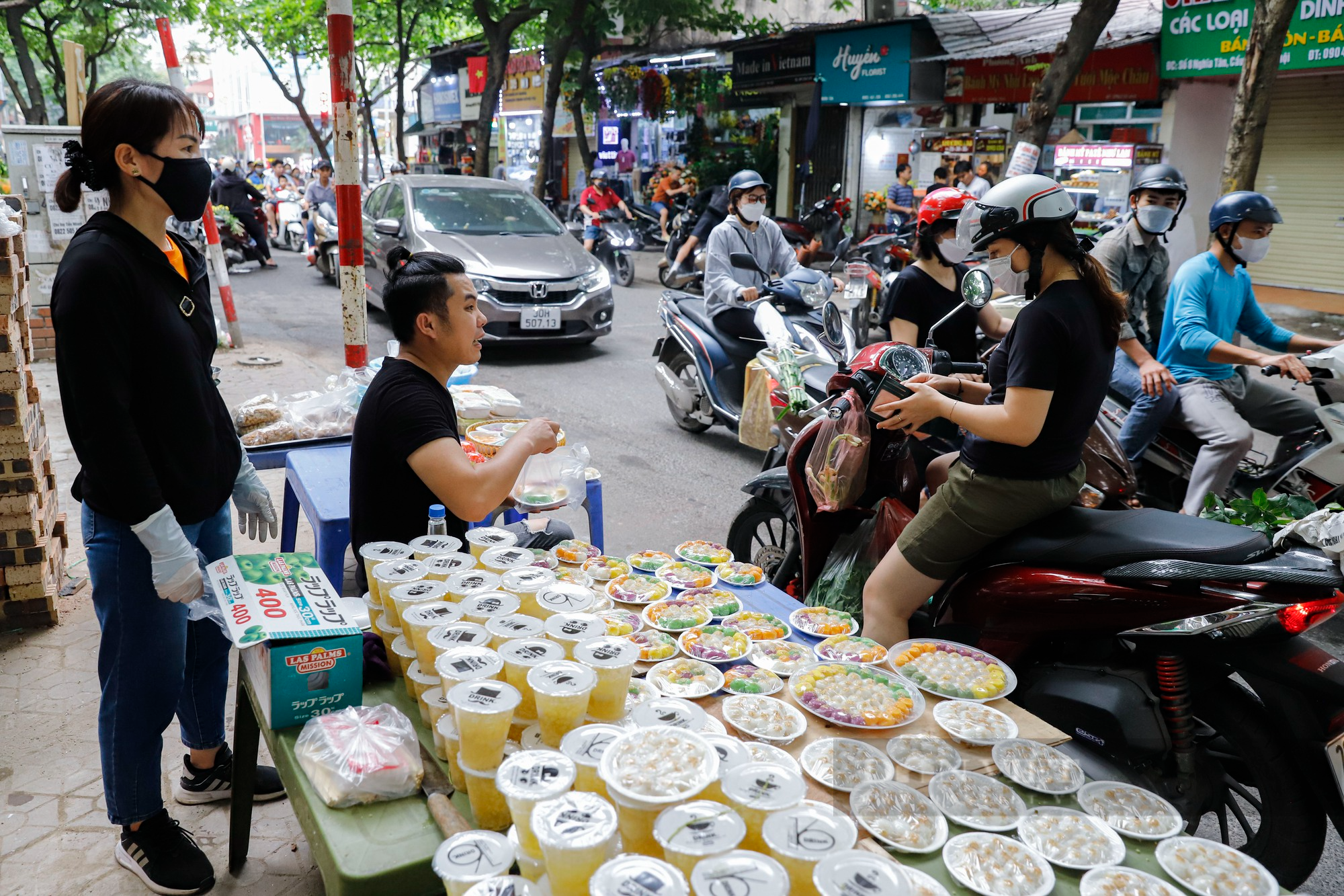 Người Hà Nội xếp hàng chờ cả tiếng để mua bánh trôi, bánh chay ngày Tết Hàn thực - Ảnh 13.