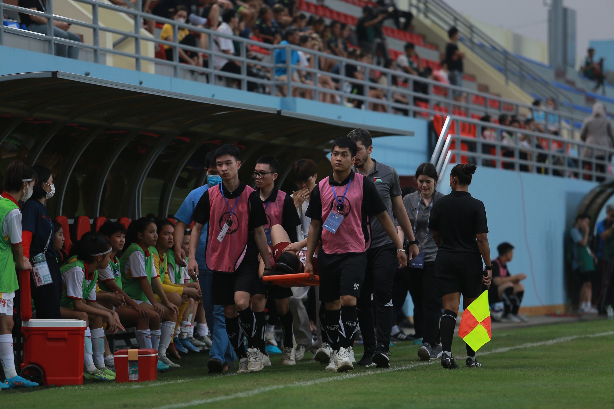 Cầu thủ nữ U17 Palestine dính chấn thương phải đi cấp cứu? - Ảnh 8.