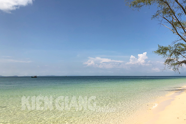 Đây là bãi biển hoang sơ đang hot ở Phú Quốc của Kiên Giang, lặn biển &quot;nhân sâm biển&quot; nướng ngay trên bờ cát - Ảnh 1.